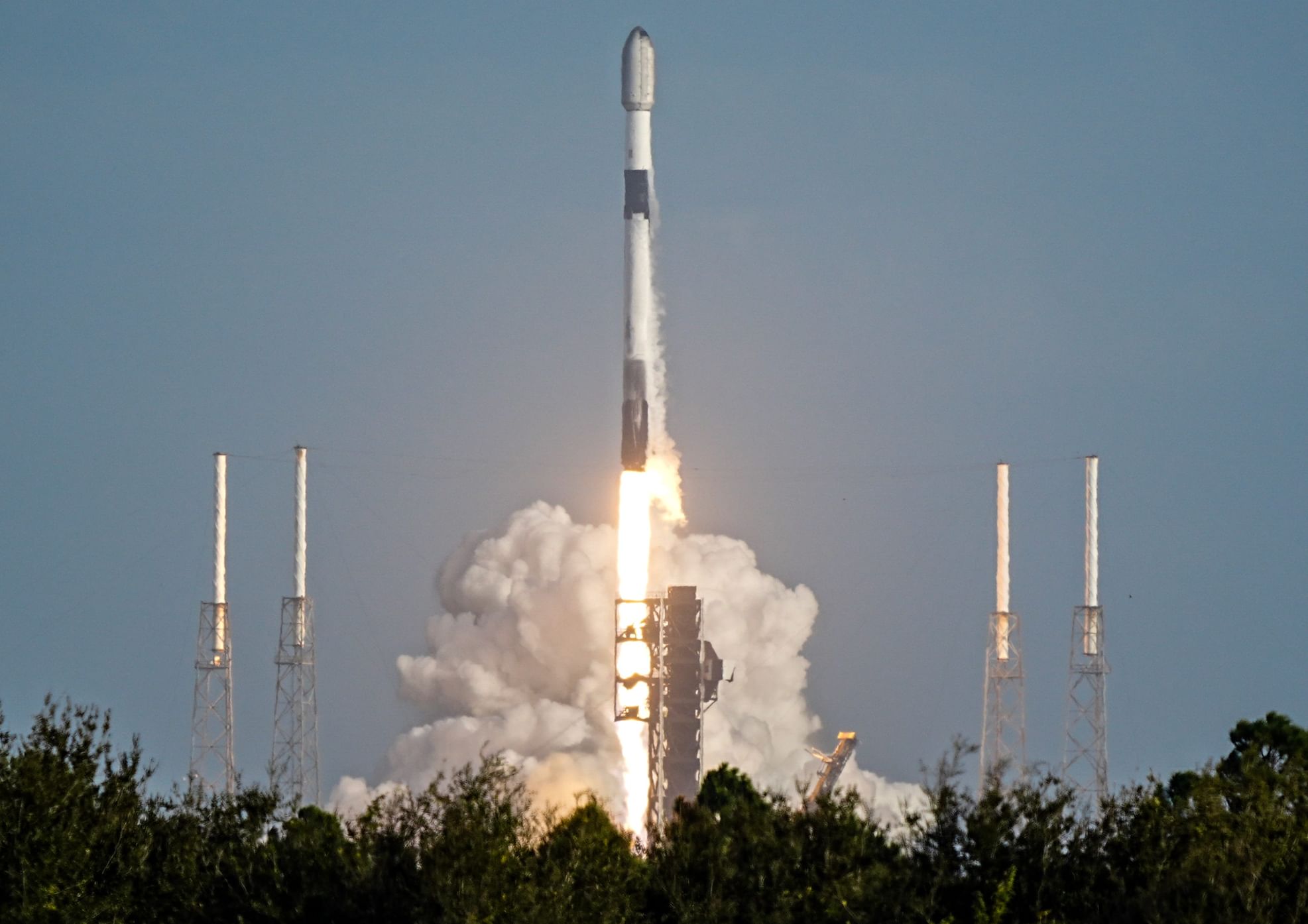 صاروخ "فالكون 9" يطلق قمرا صناعيا للبحث عن كواكب خارجية