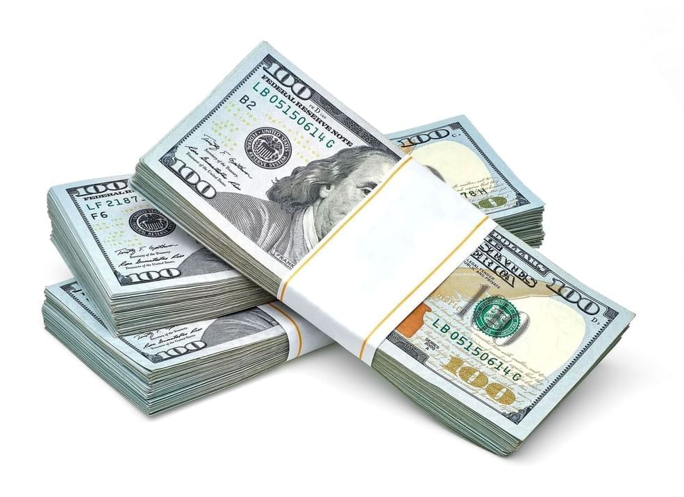 الدولار يحافظ على مكاسبه قرب أعلى مستوى في شهرين