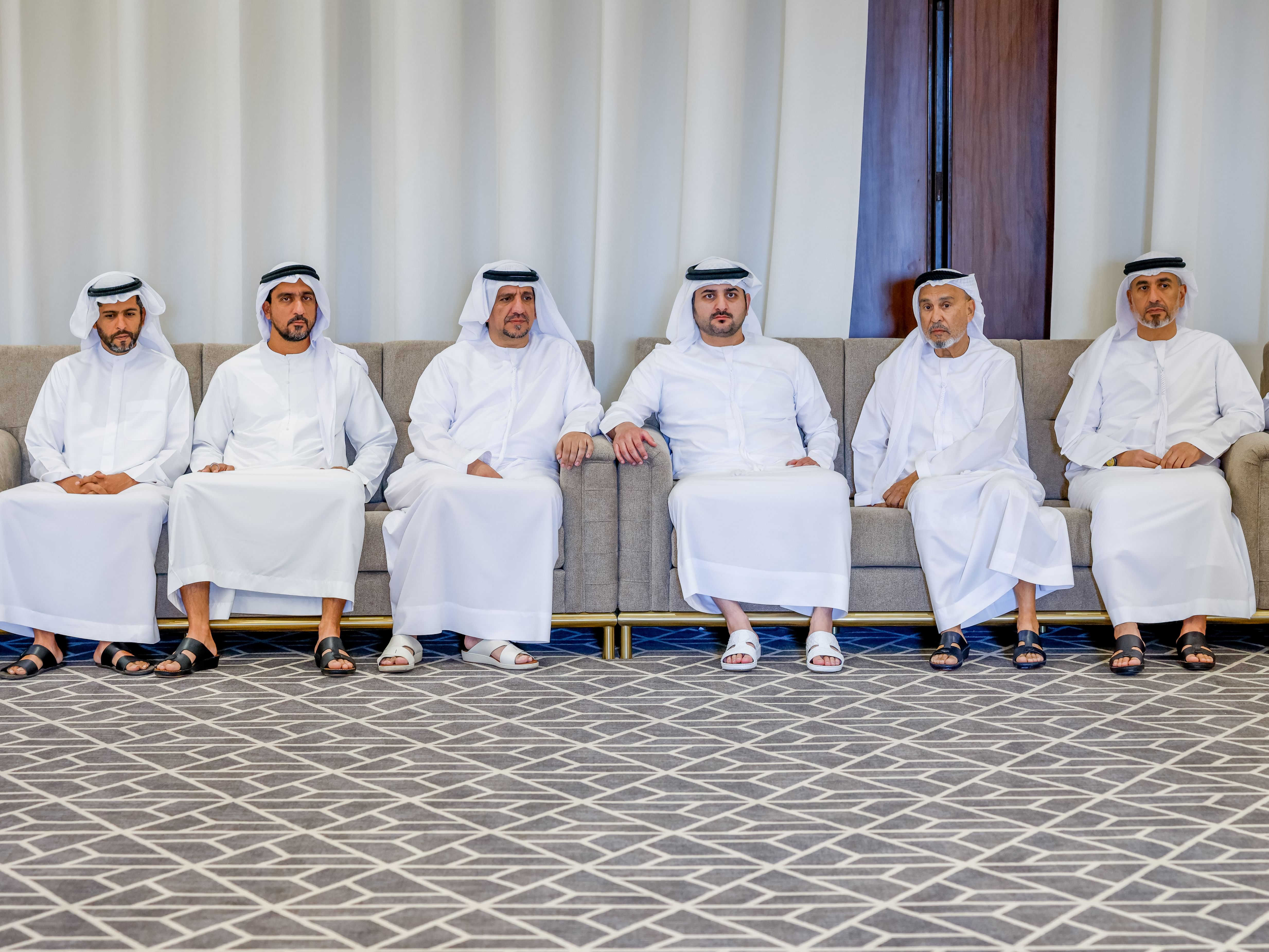 مكتوم بن محمد يقدّم واجب العزاء في وفاة عبدالمجيد صديقي