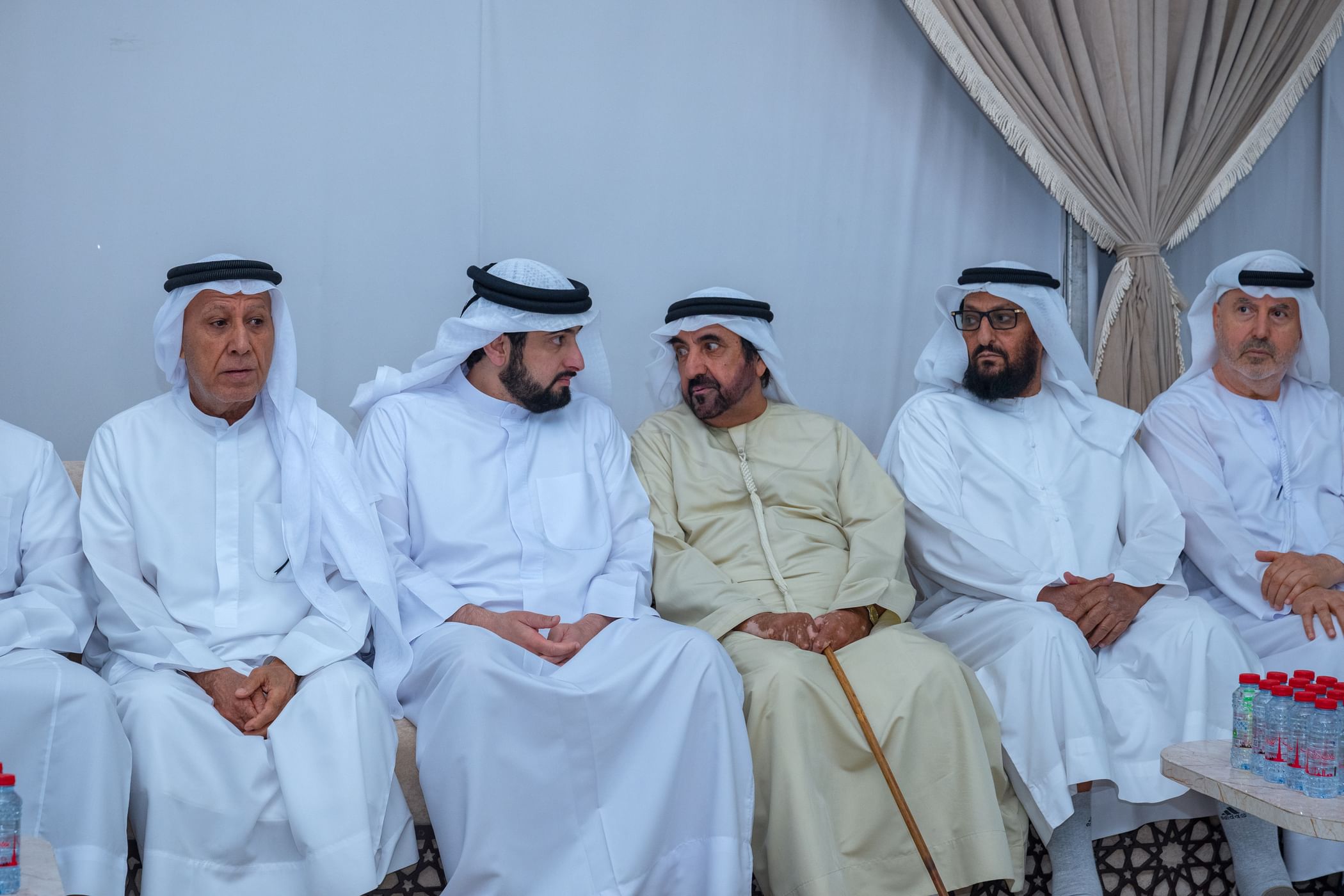 حمدان بن محمد وأحمد بن محمد يقدمان واجب العزاء في وفاة حسين الأحبابي