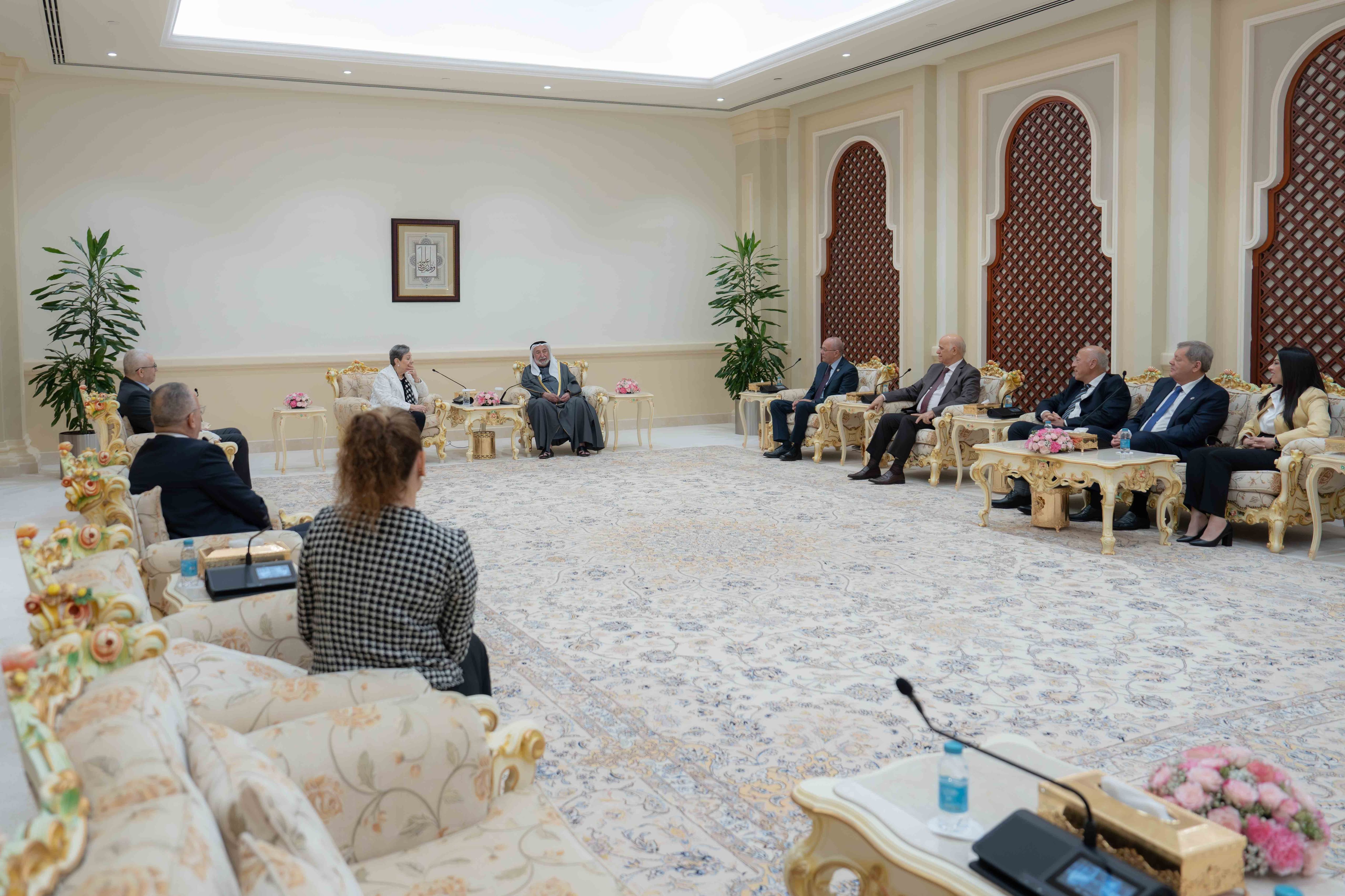 حاكم الشارقة يستقبل وفد جامعة بيرزيت الفلسطينية