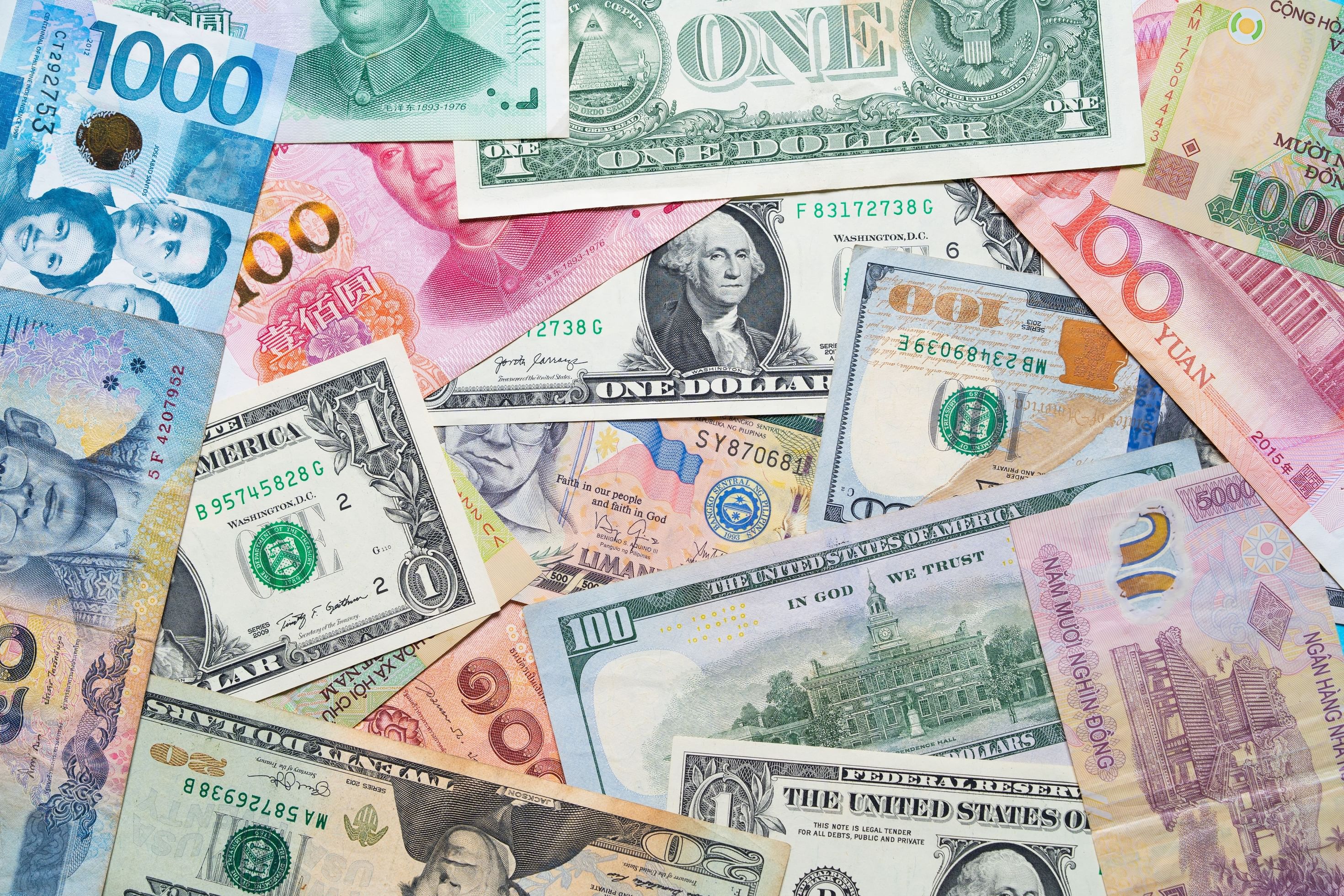 الدولار يتمسك بمستواه المرتفع