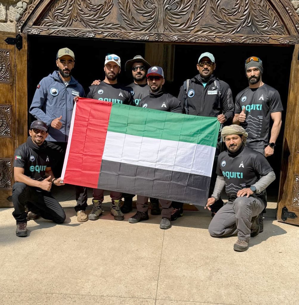شباب إماراتيون يرفعون راية الوطن على قمة كليمنجارو الأعلى في أفريقيا