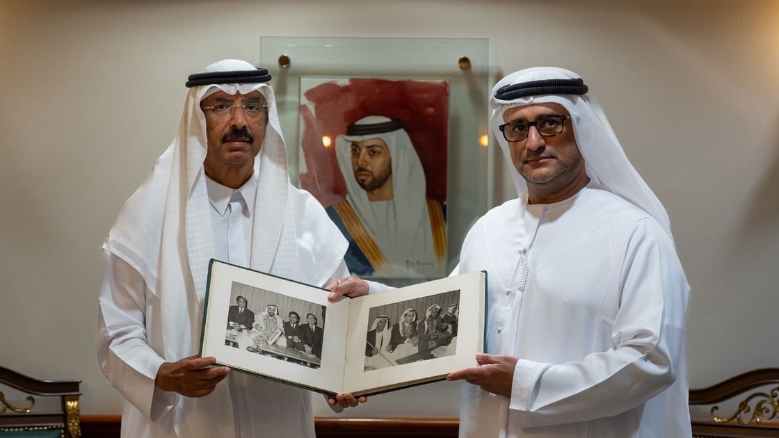 محمد المر يهدي الأرشيف والمكتبة الوطنية سجلاً بصرياً نادراً يوثق زيارة الشيخ زايد الأولى لباكستان
