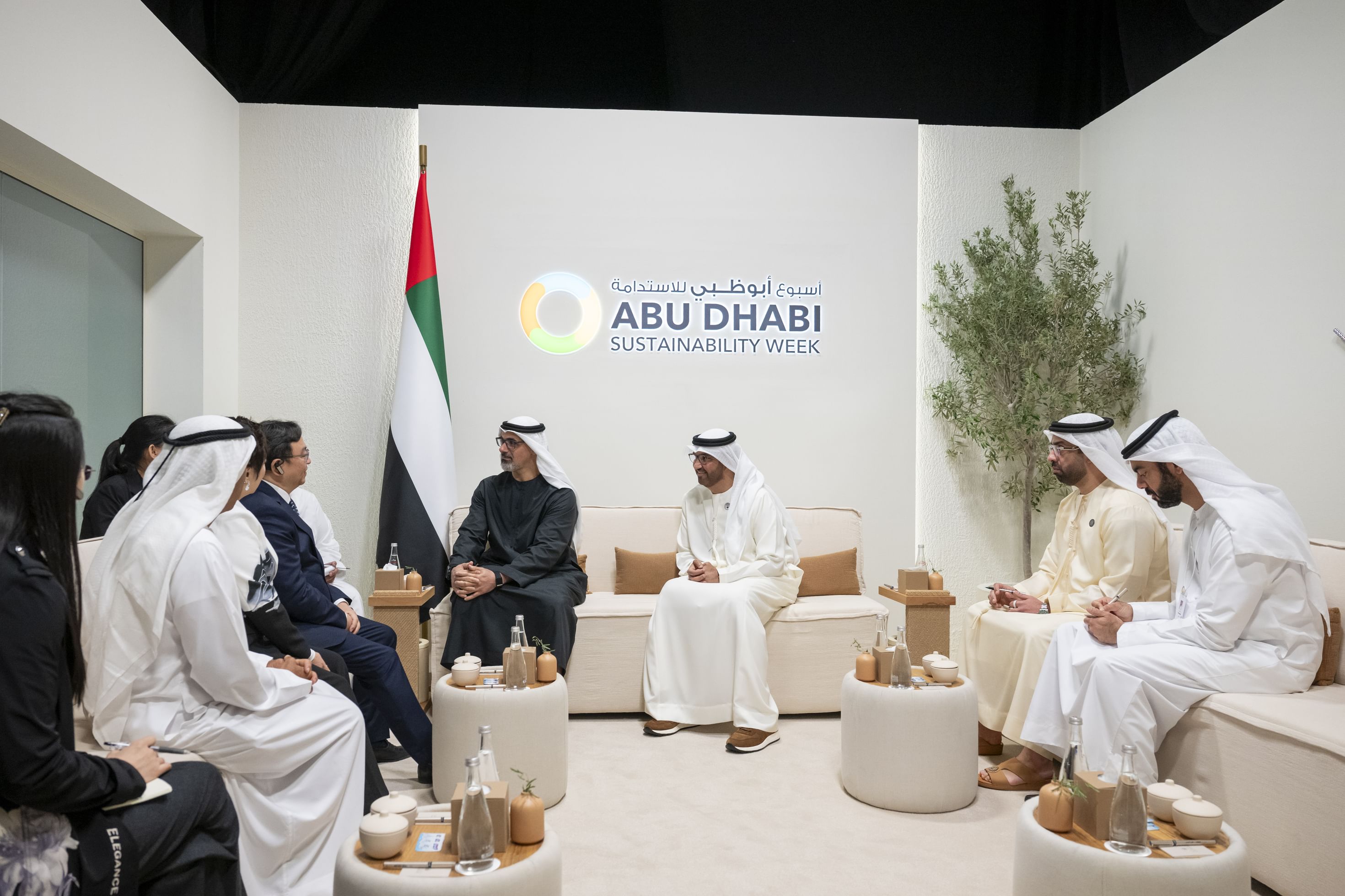 خالد بن محمد بن زايد يلتقي الرئيس التنفيذي لشركة "بي واي دي" الصينية لصناعة السيارات الكهربائية