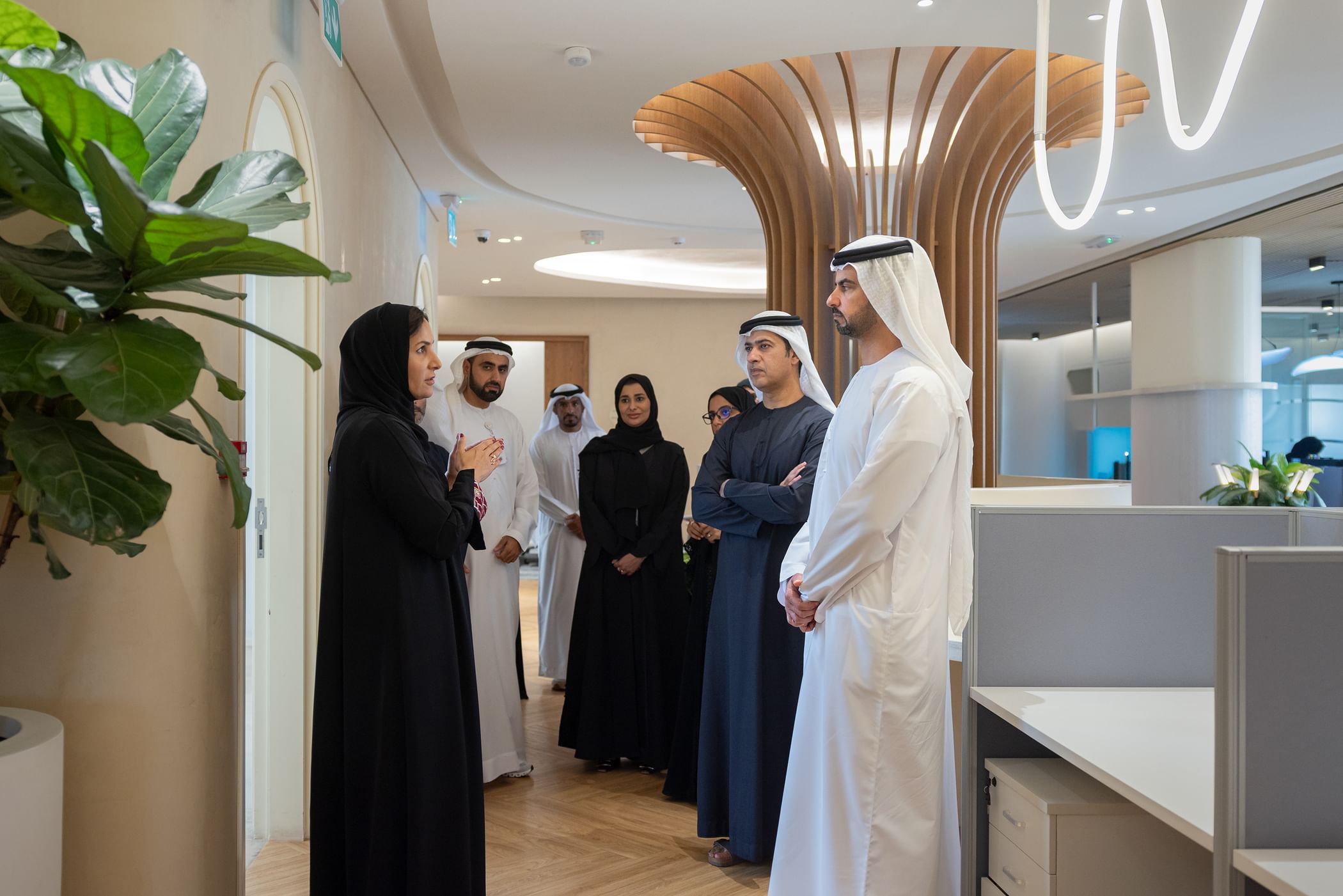 رئيس دائرة تنمية المجتمع يطلع على خدمات مركز الخدمة التابع لهيئة الرعاية الأسرية