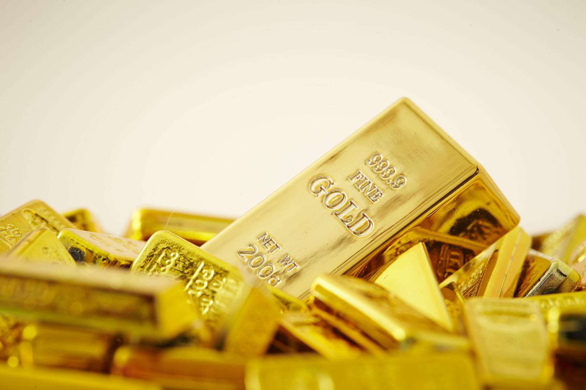 الذهب يتراجع إلى أدنى مستوياته في أكثر من 6 أشهر