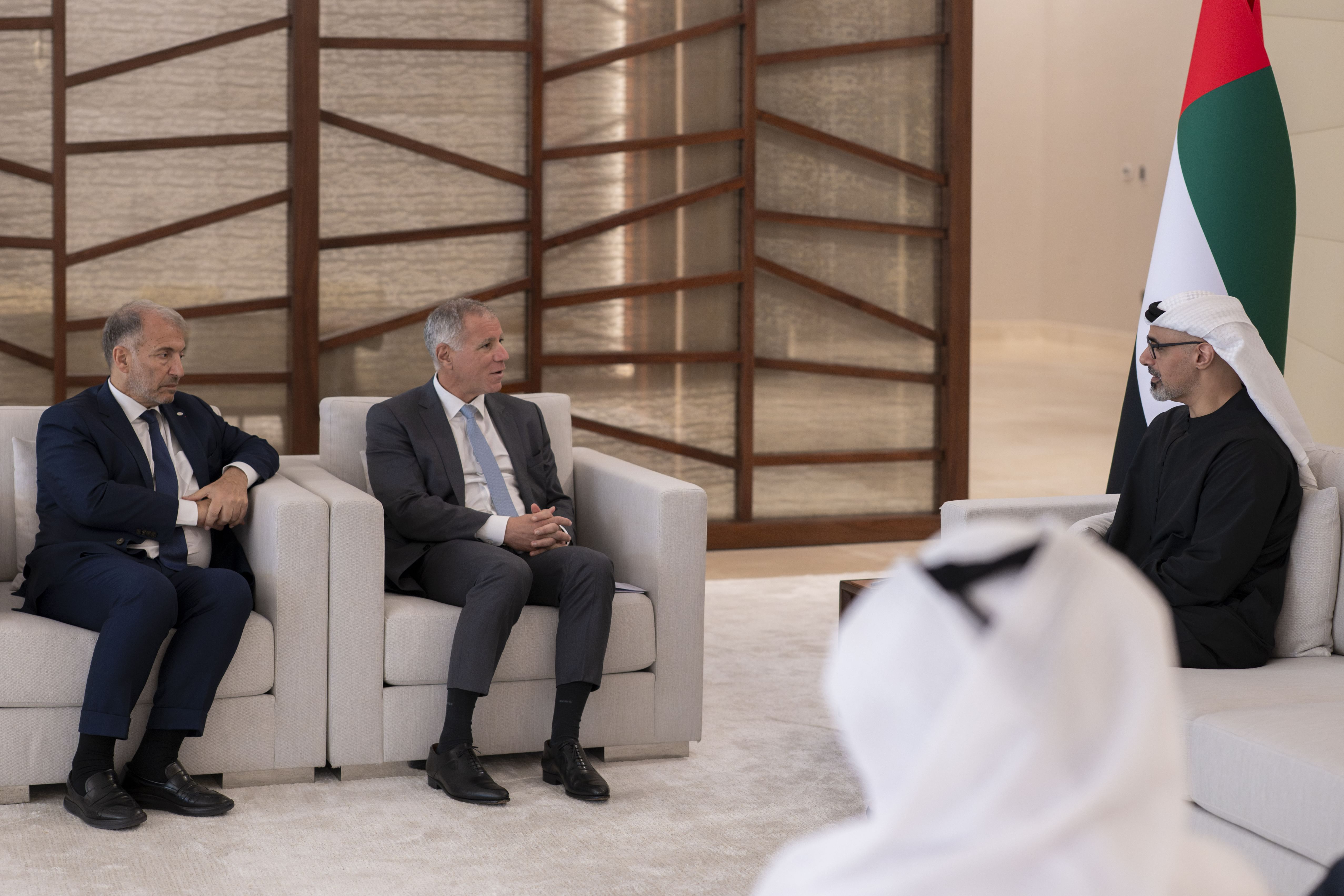 خالد بن محمد بن زايد يلتقي الرئيس التنفيذي لمجموعة "إتش إس بي سي"