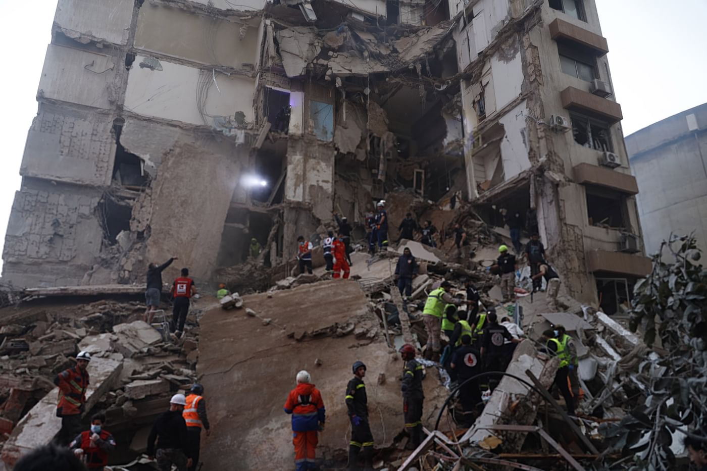 254 قتيلا و1165 مصابا حصيلة الغارات الإسرائيلية على لبنان