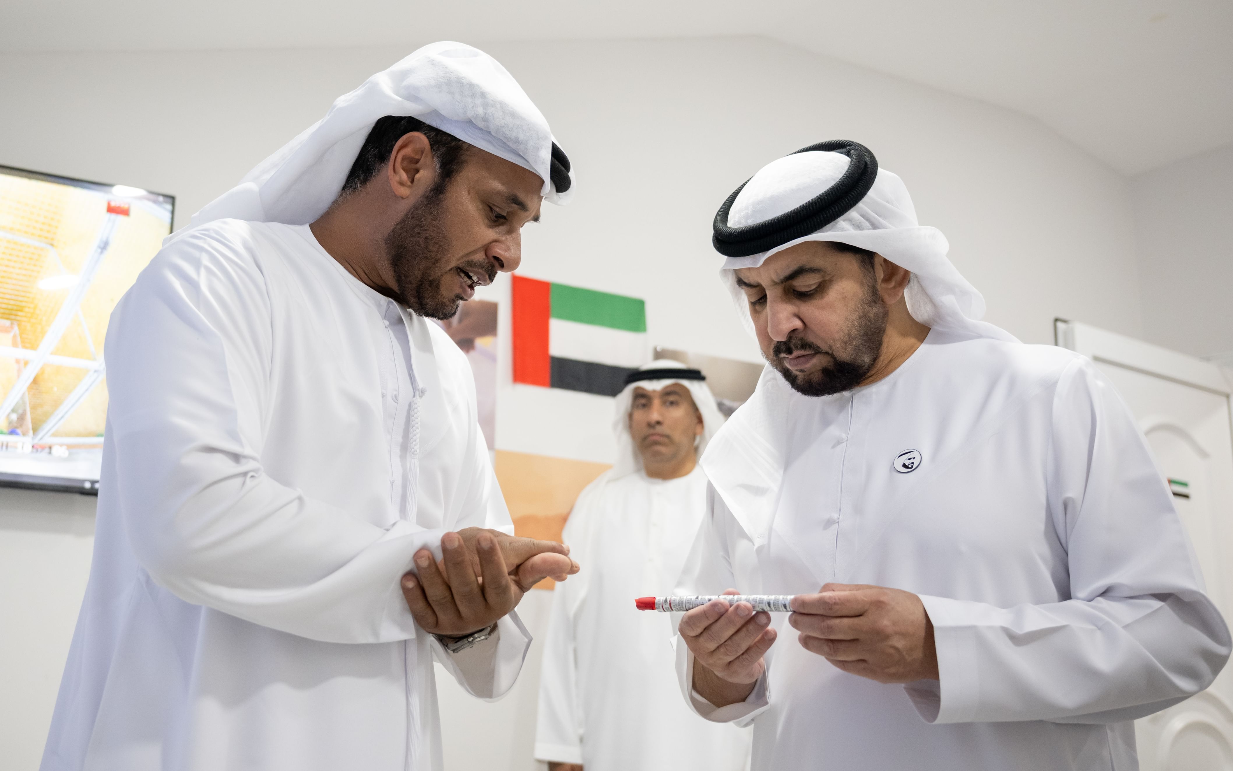 حمدان بن زايد يطّلع على مشروع لإكثار الحبارى والأرنب البري في منطقة الظفرة