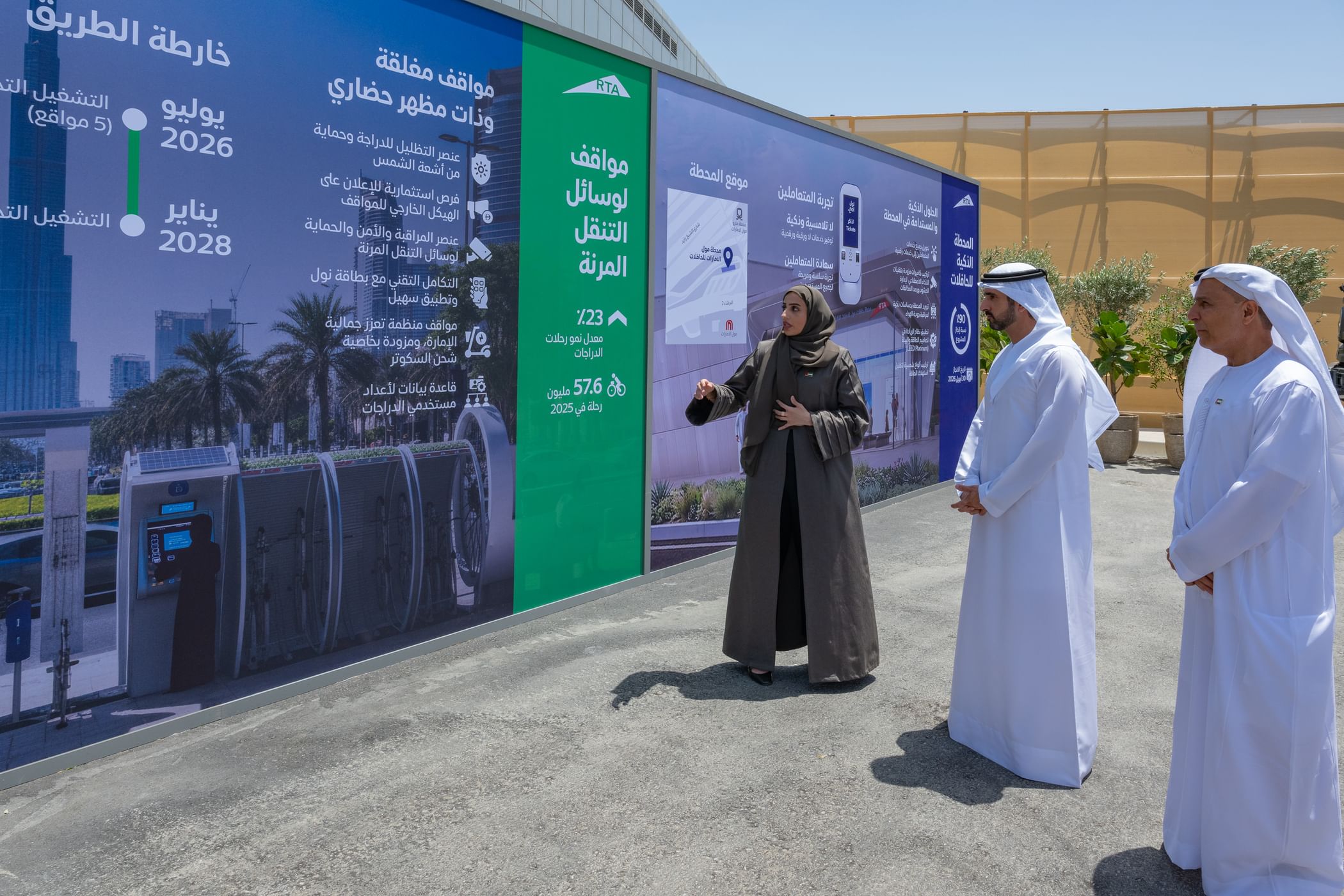 حمدان بن محمد يطّلع على مركبة التدخّل السريع والمحطة الذكية للحافلات ومواقف وسائل التنقّل المرن