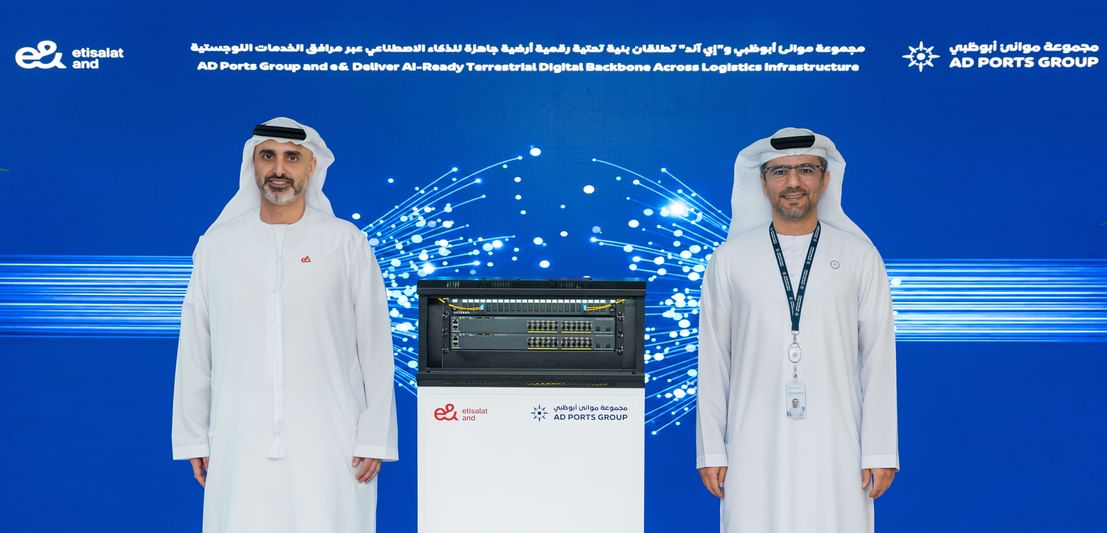 "موانئ أبوظبي" و"إي آند" تطلقان بنية تحتية رقمية أرضية جاهزة للذكاء الاصطناعي عبر مرافق الخدمات اللوجستية