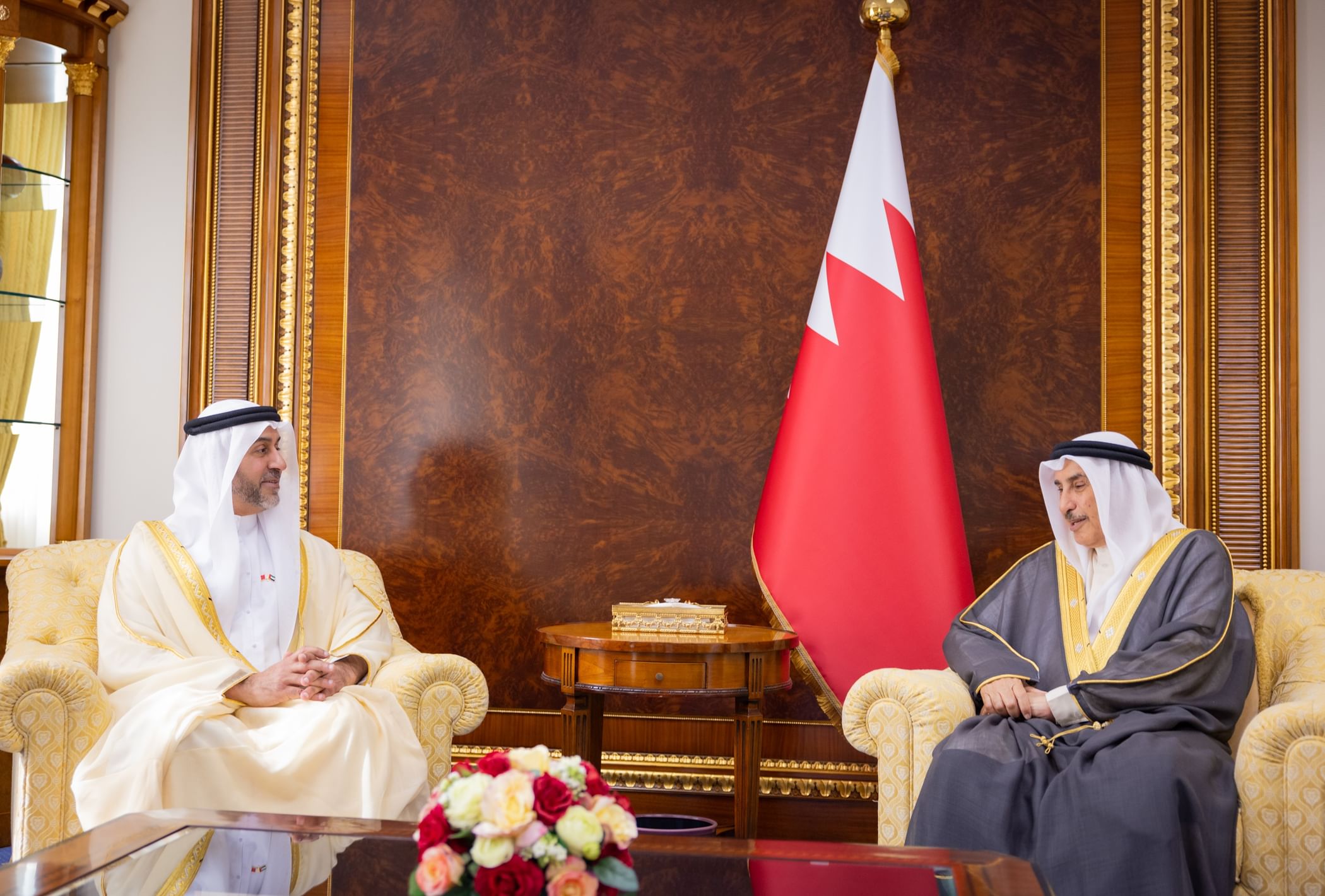 نائب رئيس وزراء البحرين يستقبل وفداً حكومياً إماراتياً