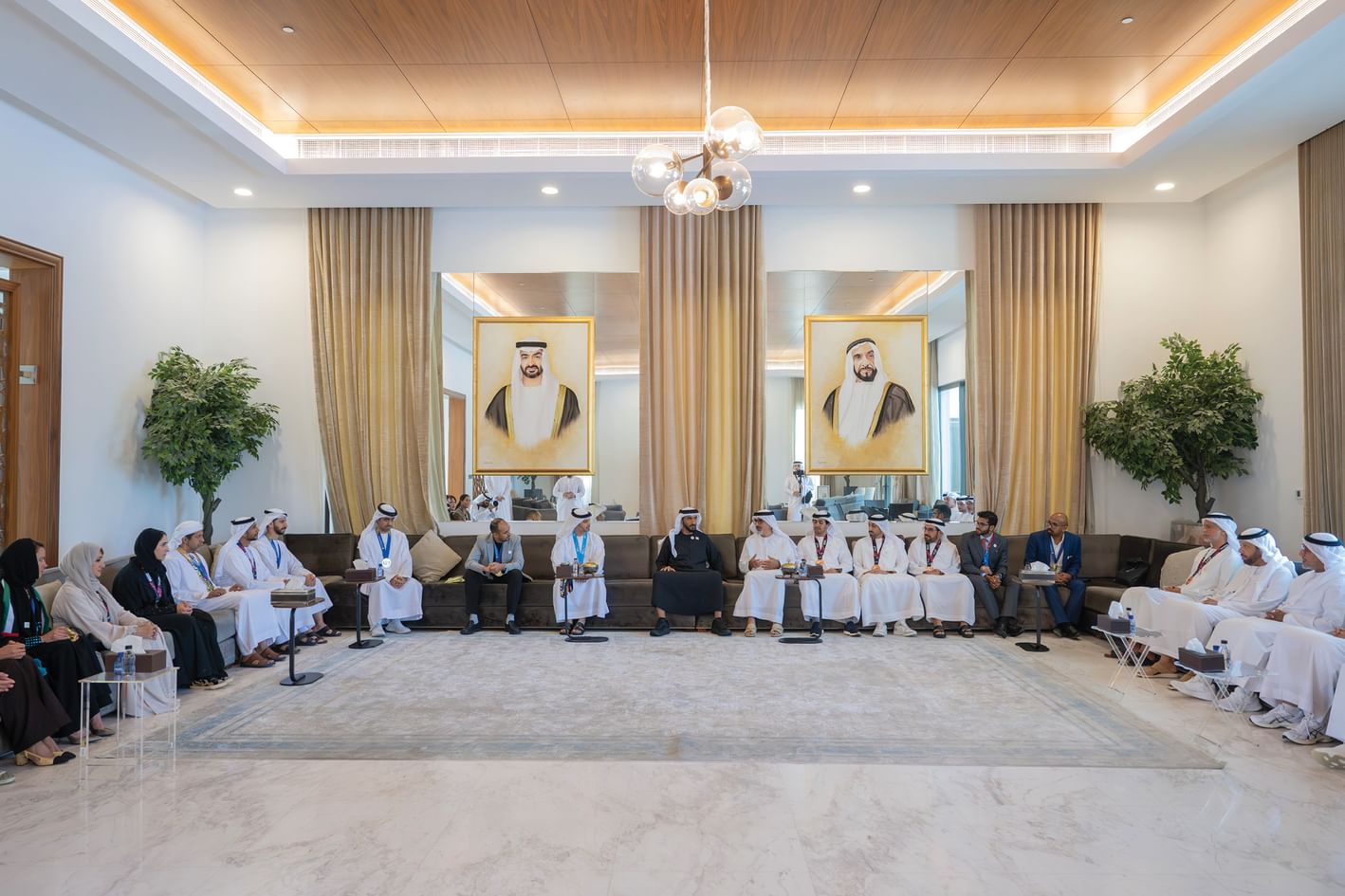 نهيان بن زايد يكرِّم عدداً من المواطنين والمقيمين في الدولة على أدائهم المتميز في ماراثونَي بوسطن ولندن