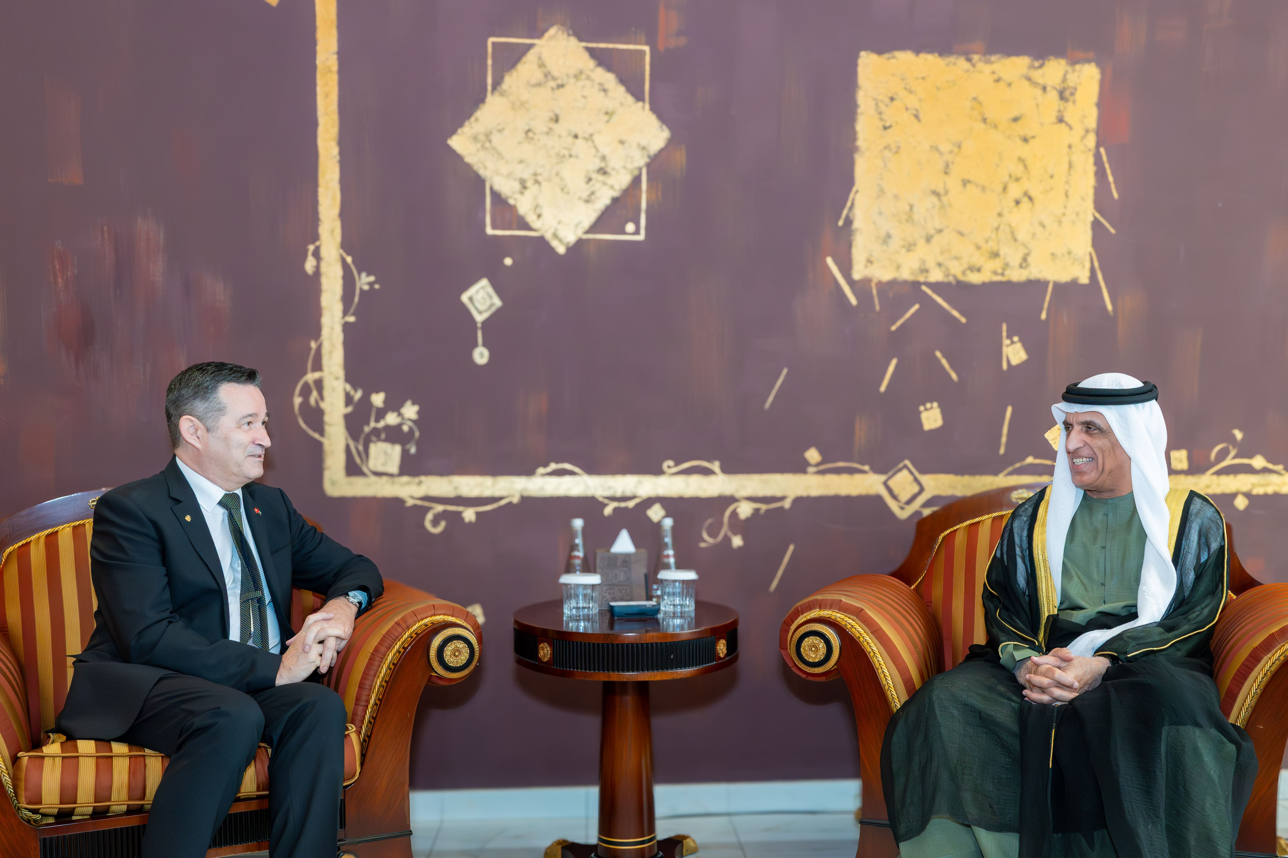 سعود بن صقر يستقبل سفير الاتحاد السويسري لدى الدولة