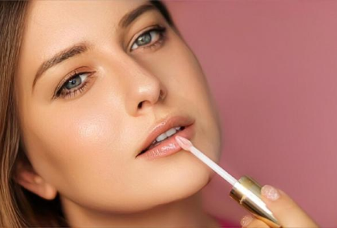 كيف تحوِّلين مكياجكِ النهاري إلى إطلالة مسائية ساحرة في دقائق؟