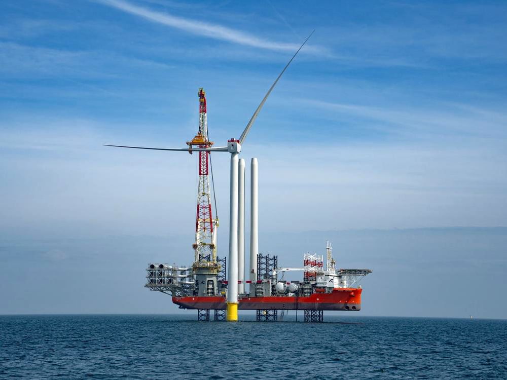 مصدر" و"سكوتيش باور" تحققان رقماً قياسياً عبر تركيب أول توربينة رياح بأكبر شفرات من نوعها بالمملكة المتحدة