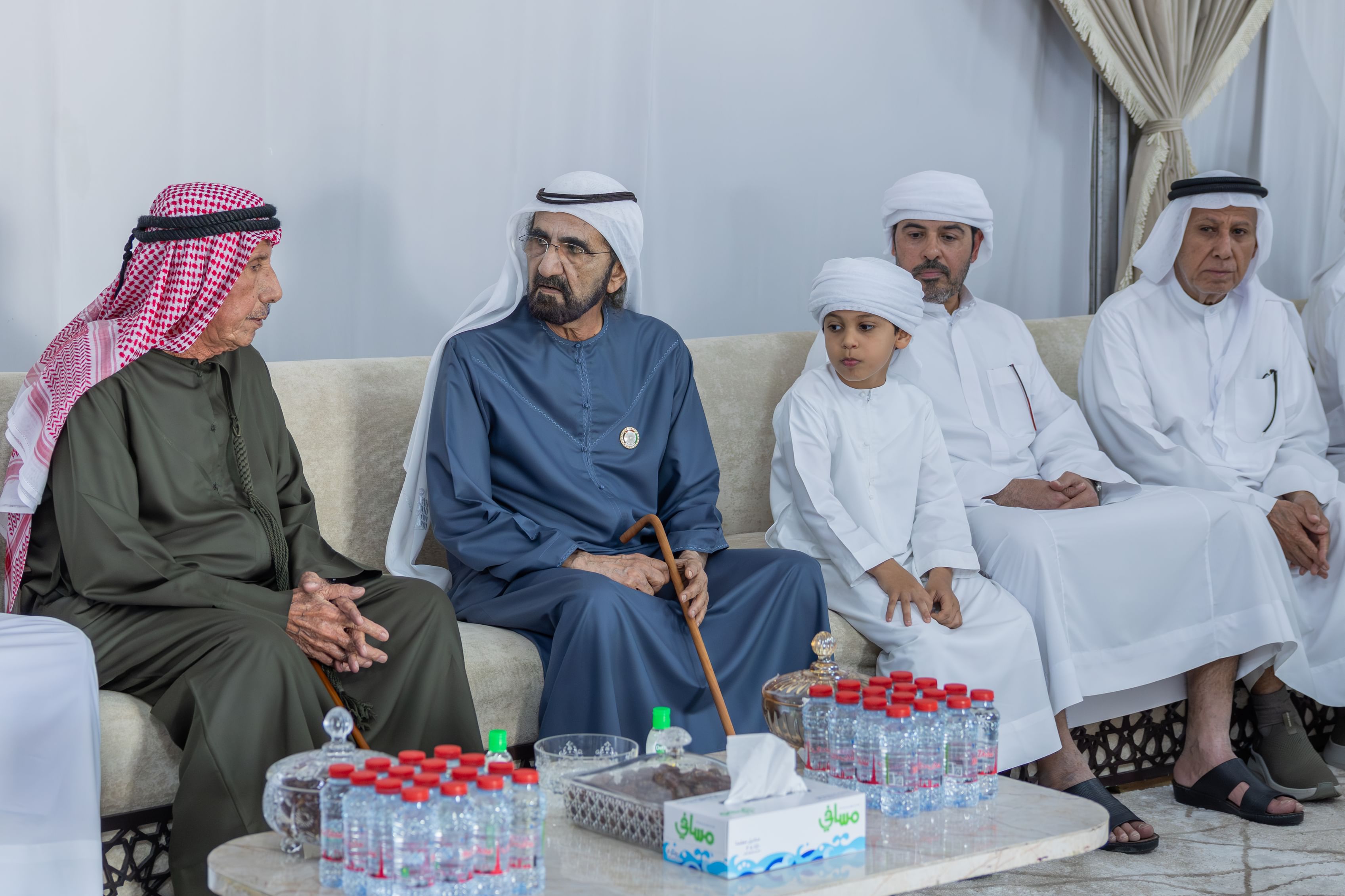 محمد بن راشد يقدم واجب العزاء في وفاة حسين الأحبابي