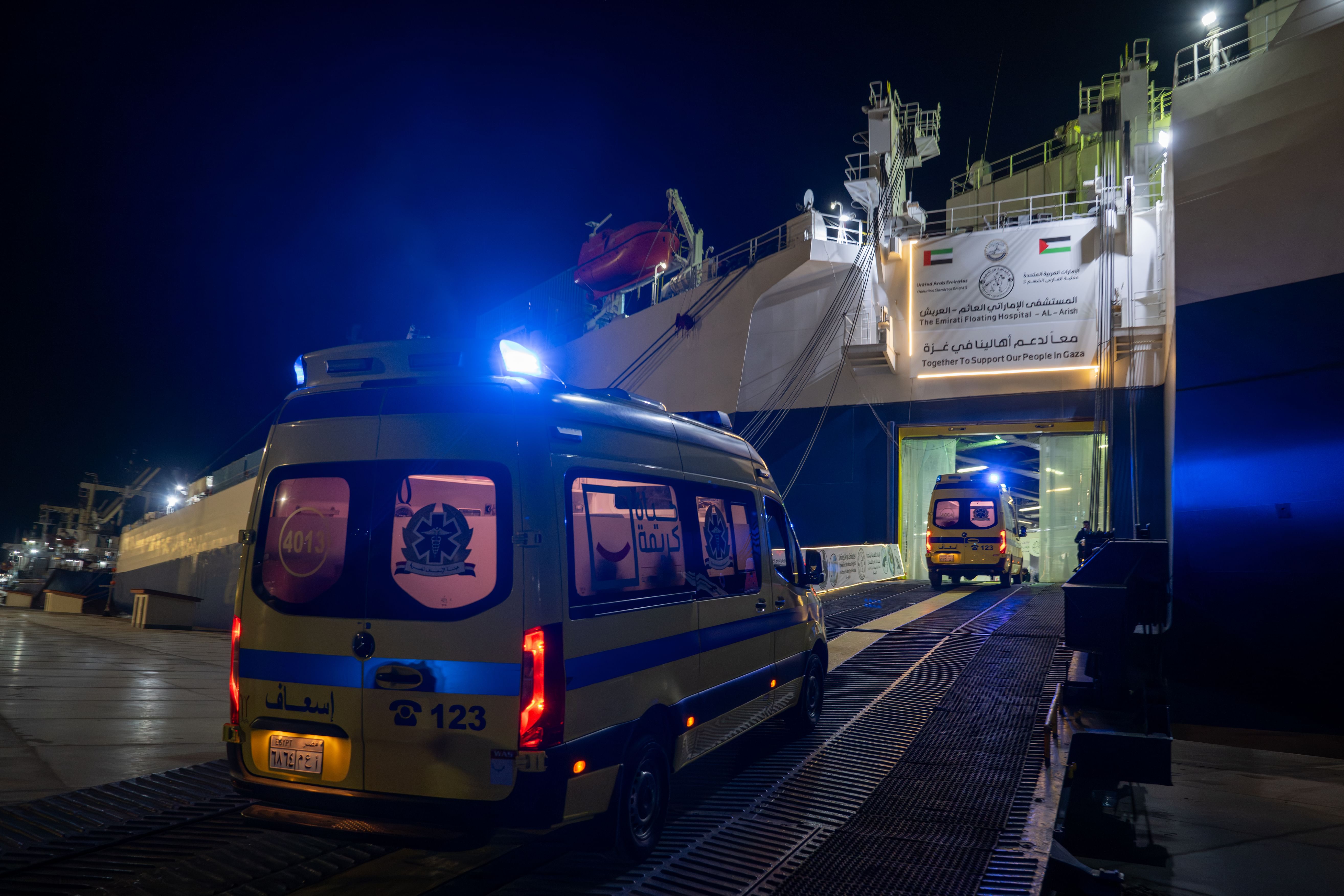 المستشفى الإماراتي العائم يواصل استقبال الإصابات والحالات المرضية القادمة من قطاع غزة