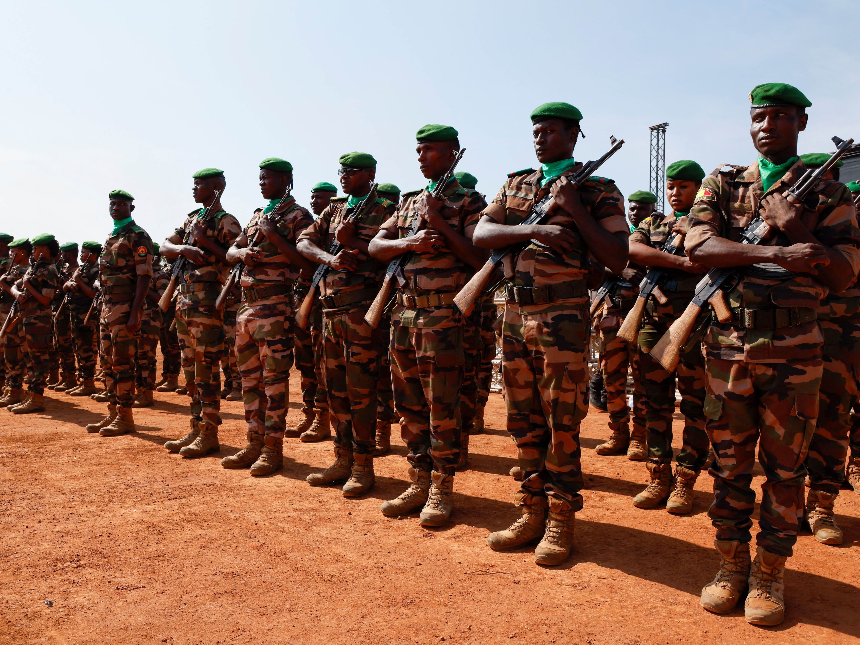 جيش مالي يعلن السيطرة بعد هجمات إرهابية في باماكو ومدن أخرى