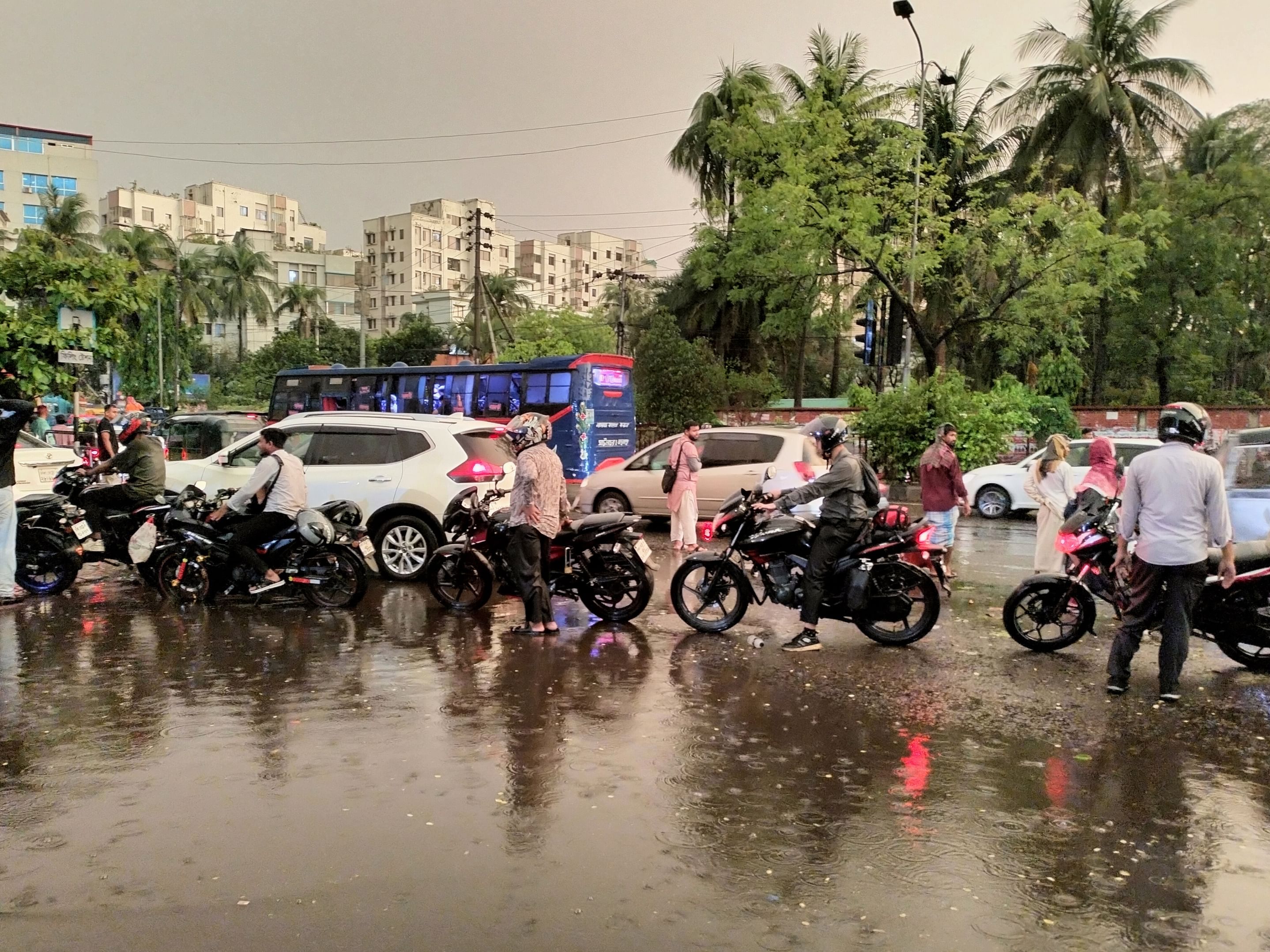 صواعق برق تودي بحياة 14 شخصا في بنجلادش وسط عواصف موسمية