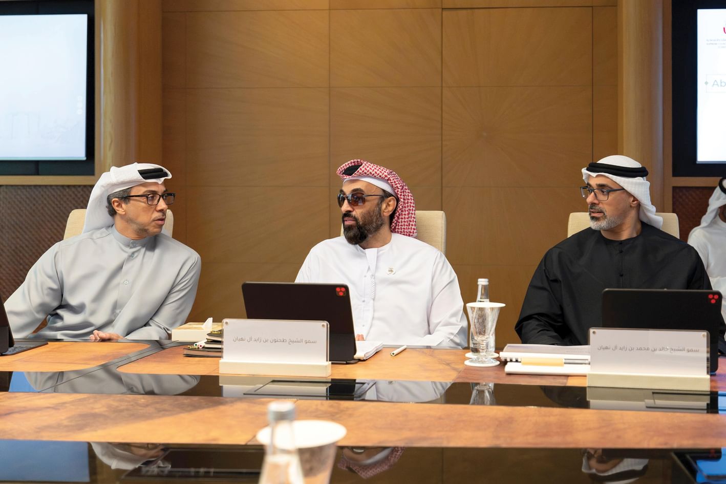 بحضور منصور بن زايد وخالد بن محمد بن زايد ..  طحنون بن زايد يترأس اجتماع مجلس الشؤون الاستثمارية