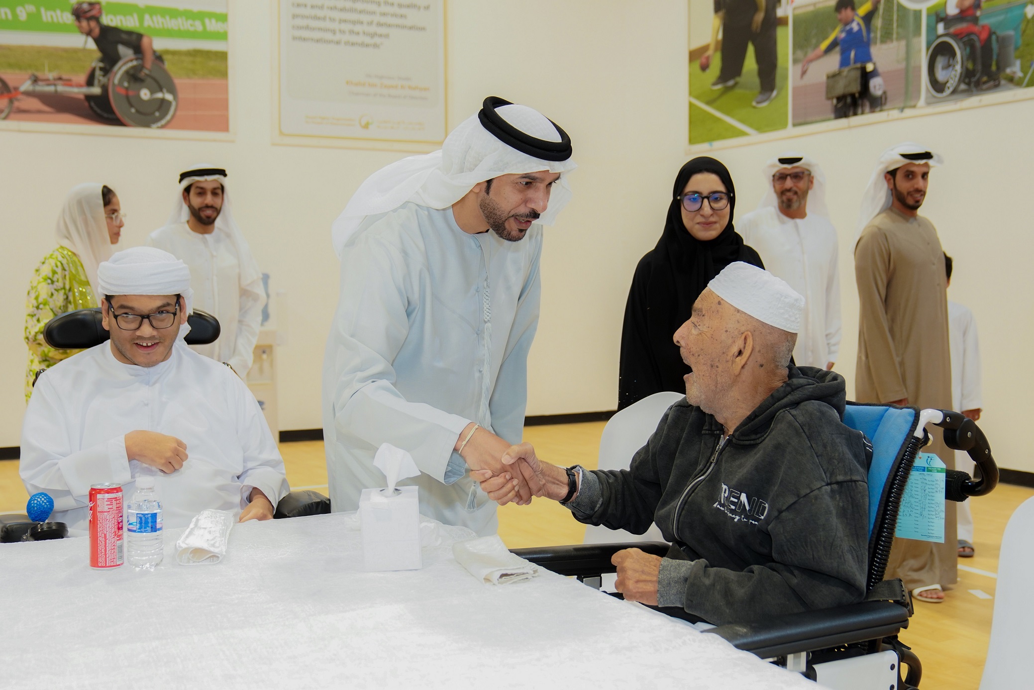 خليفة بن محمد وأنجاله يشاركون أصحاب الهمم إفطاراً رمضانياً بأبوظبي