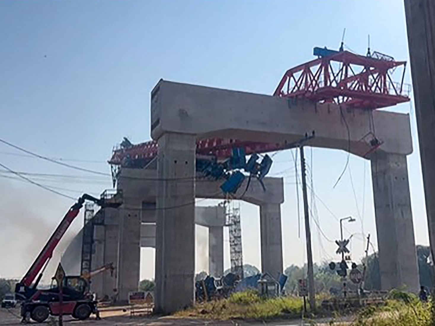 مصرع 22 شخصا جراء سقوط رافعة على قطار في تايلاند