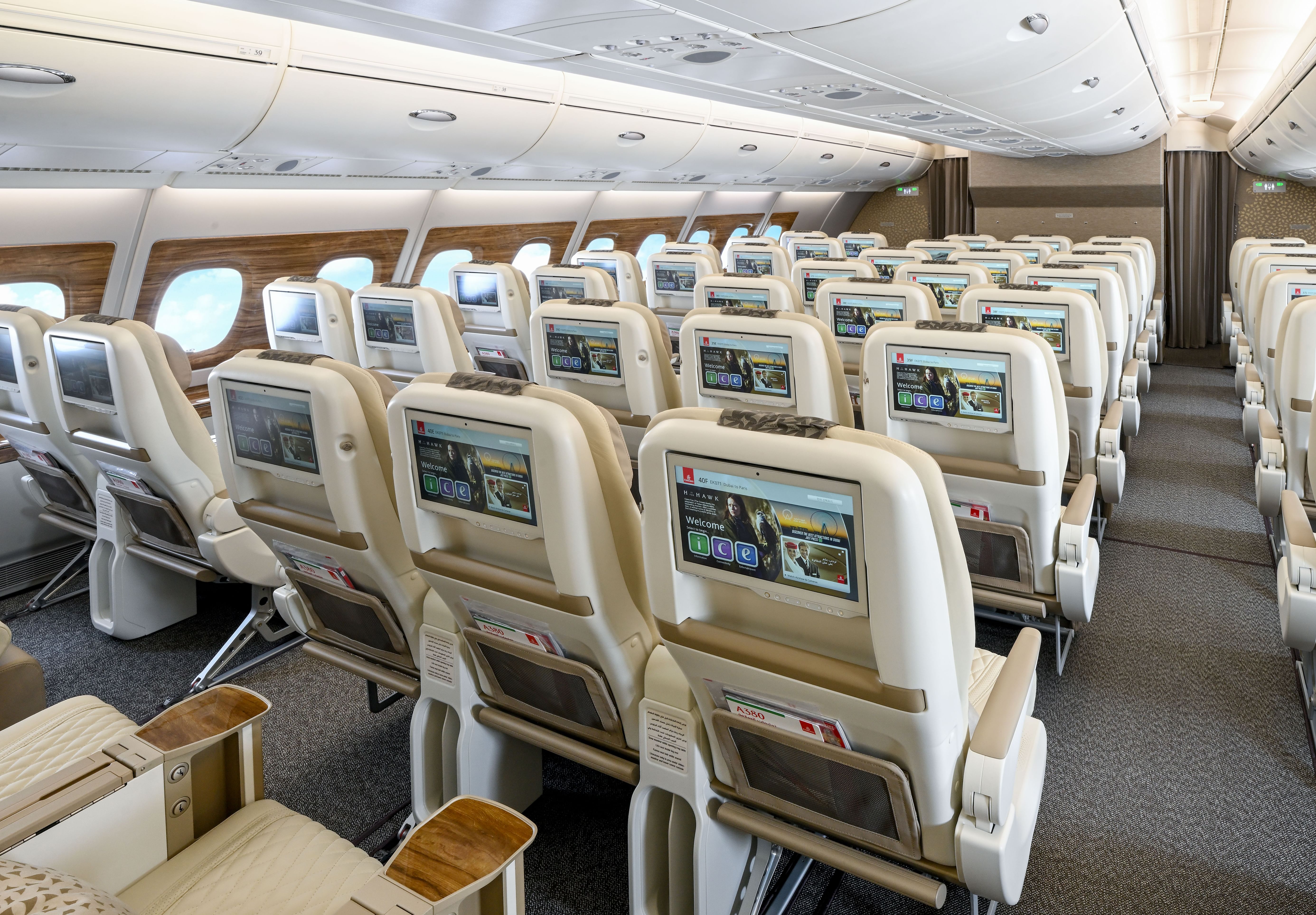 طيران الإمارات تكمل تحديث أول طائرة إيرباص A380 ذات الدرجتين