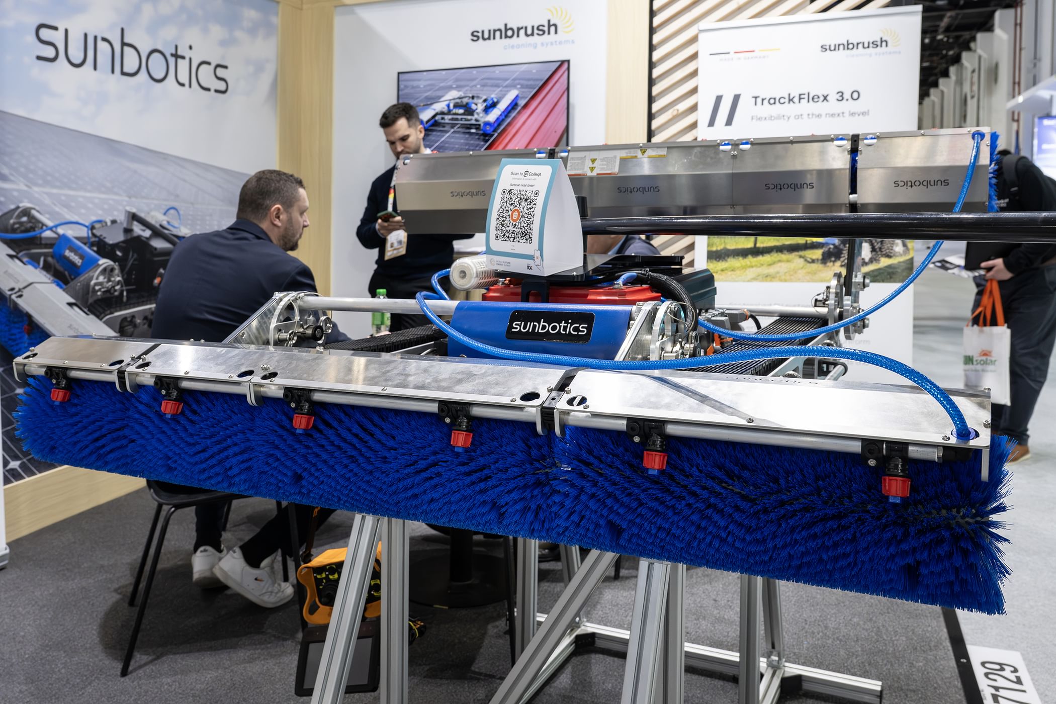 شركة ألمانية تستعرض روبوتًا مبتكرًا لتنظيف الألواح الشمسية خلال أسبوع أبوظبي للاستدامة