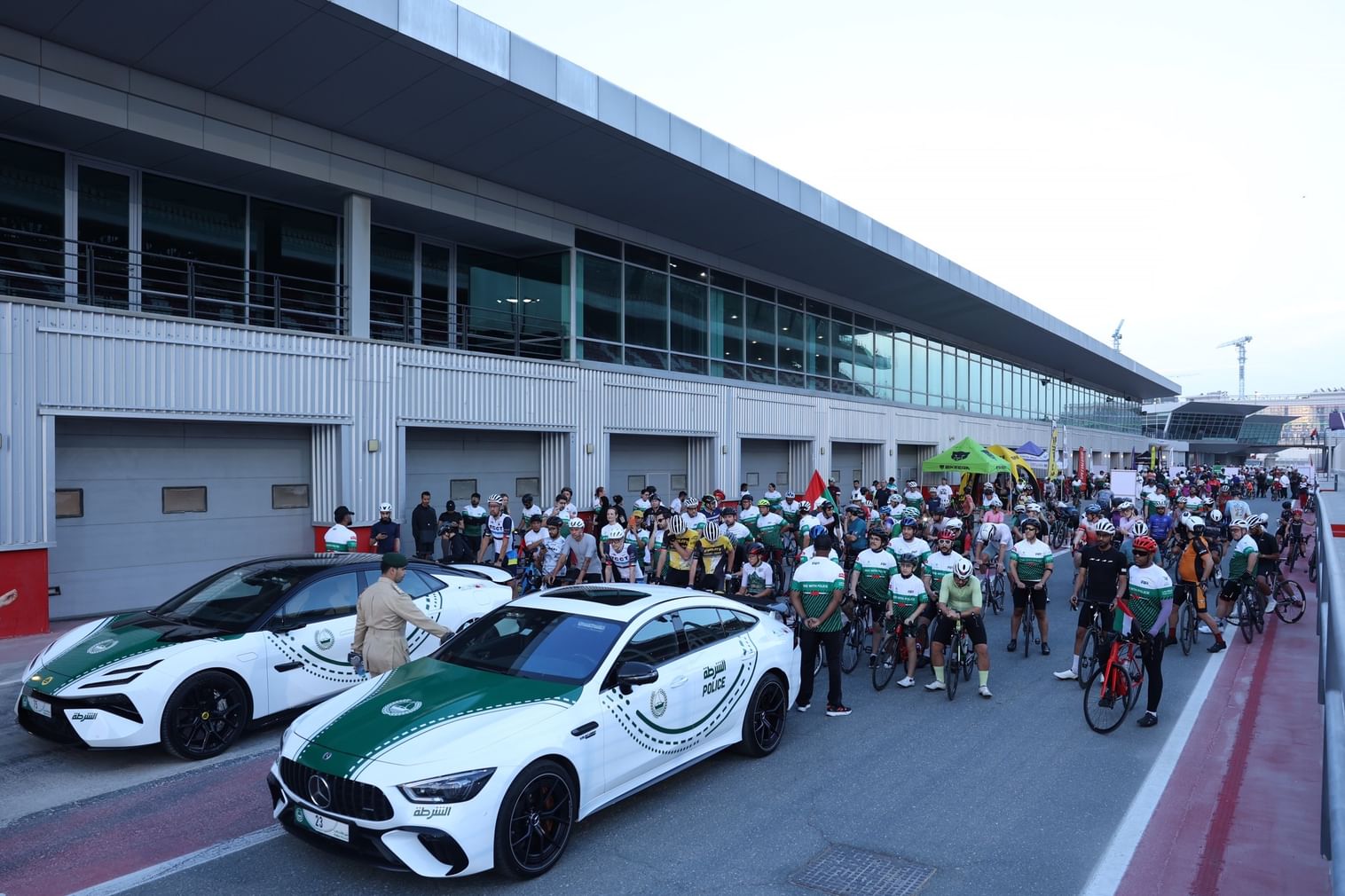 شرطة دبي تنظم فعالية رياضية مجتمعية بمشاركة واسعة في "دبي أوتودروم"