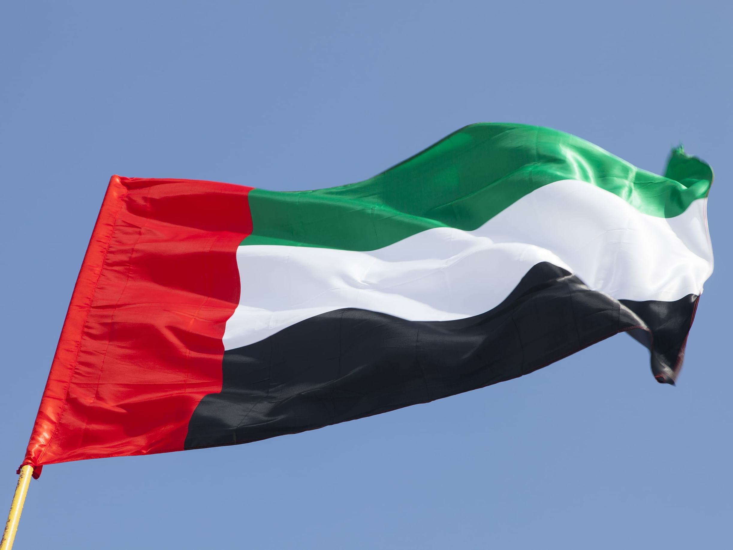 الإمارات تُدين بأشد العبارات استهداف ناقلة تابعة لأدنوك أثناء عبورها مضيق هرمز
