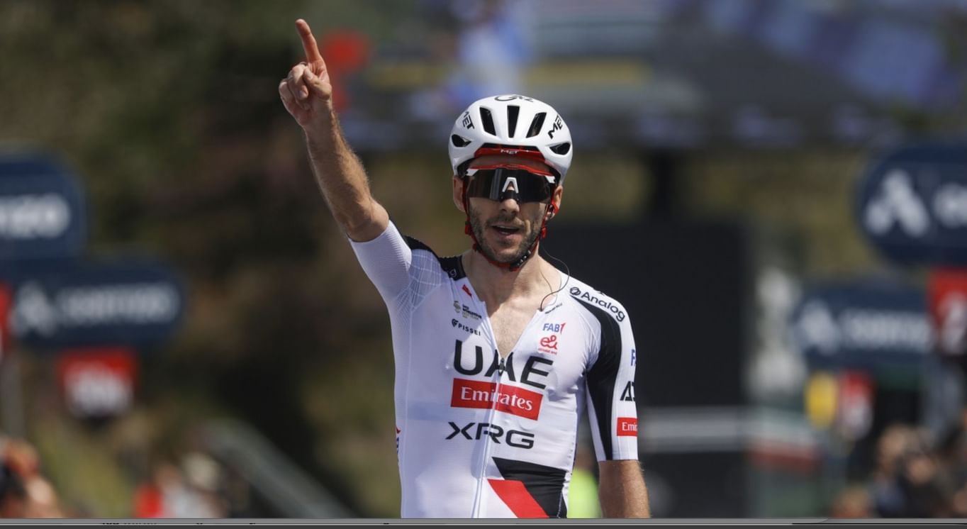 دراج فريق الإمارات يتصدر الترتيب العام لسباق "أو جران كامينيو"