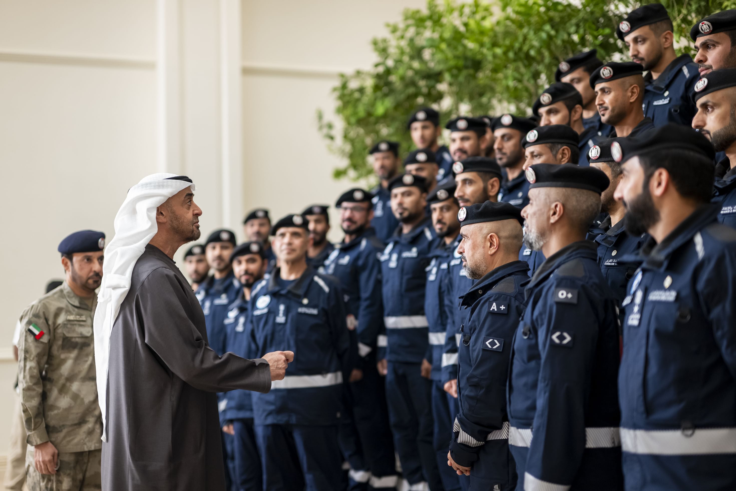 رئيس الدولة يستقبل فريق الإمارات للبحث والإنقاذ ويشيد بجهودهم الإنسانية العالمية