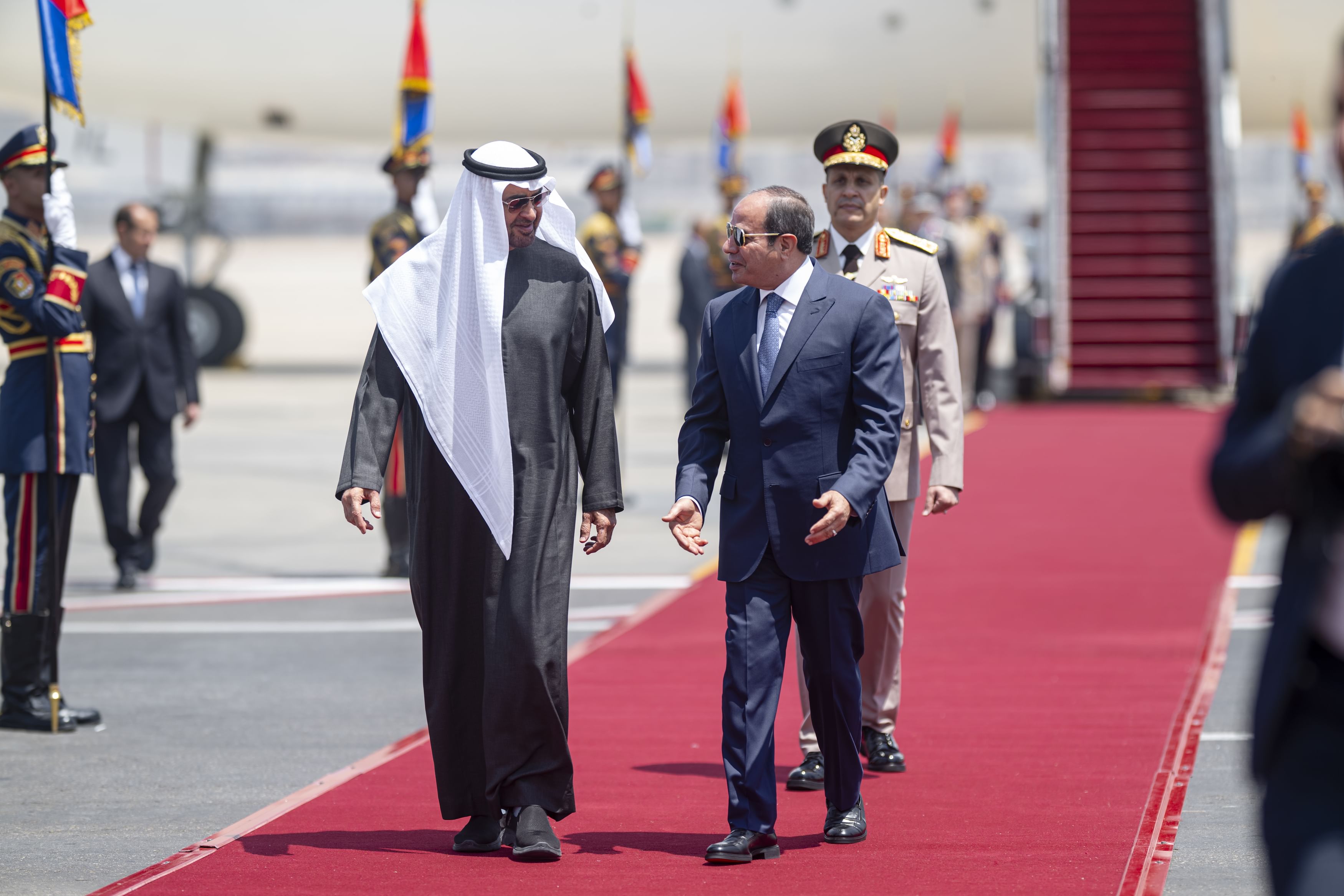 خلال زيارة أخوية إلى مصر .. رئيس الدولة يبحث مع الرئيس المصري علاقات البلدين والتطورات الإقليمية