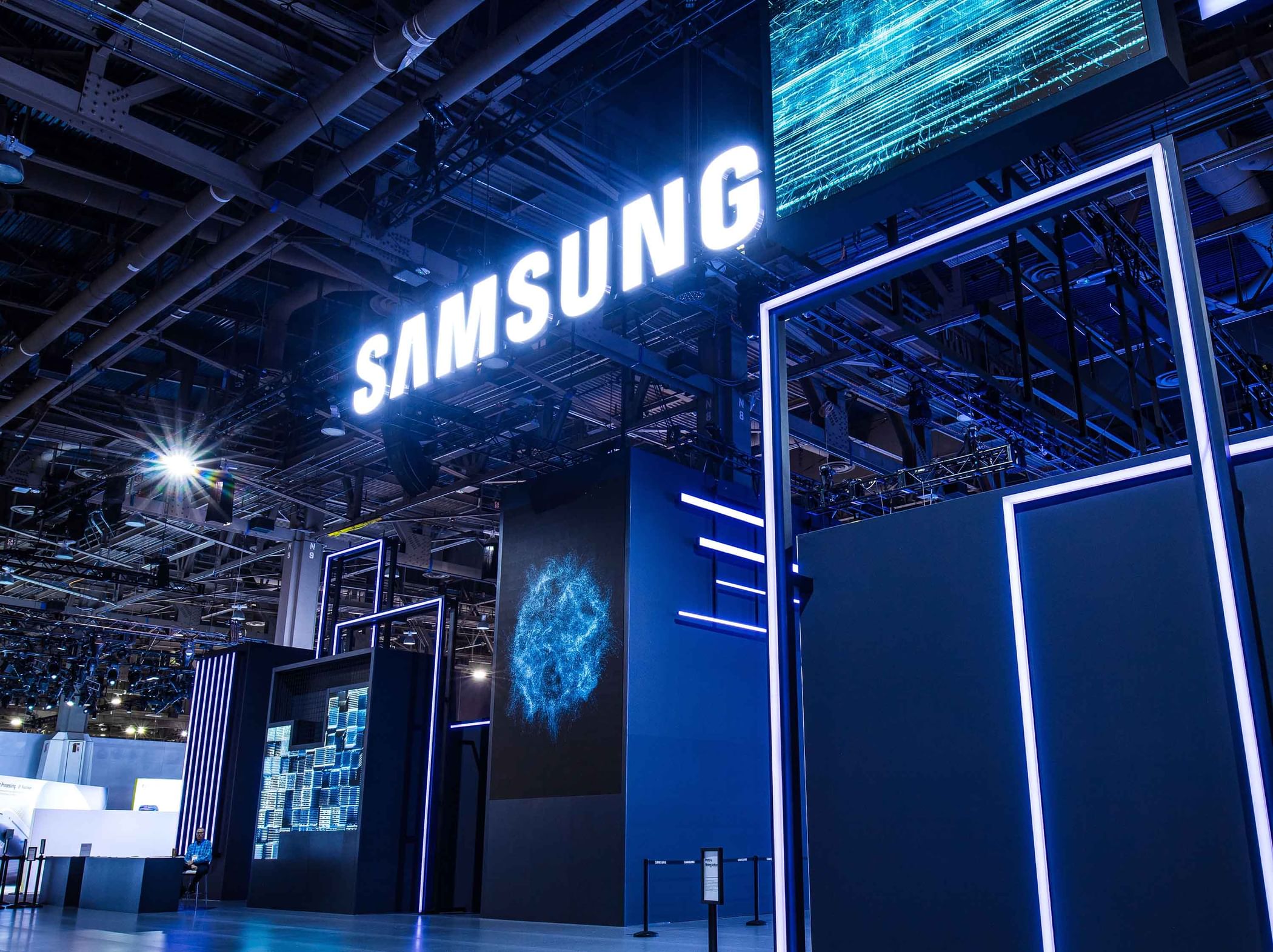 سامسونغ تتصدر سوق شاشات العرض التجارية العالمية لمدة 17 عاما متتالية حتى 2025