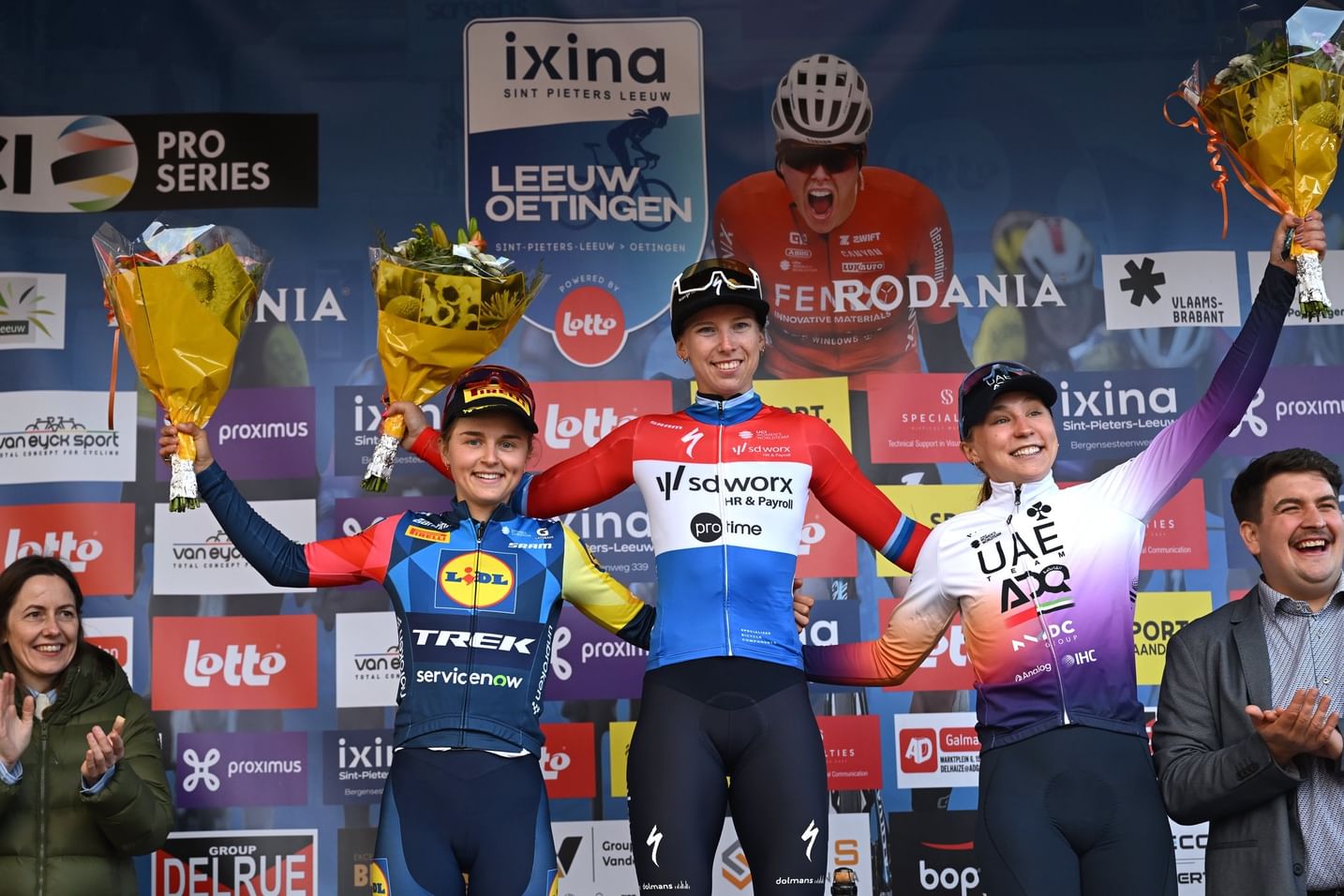 الإمارات القابضة لدراجات السيدات على منصة التتويج في سباق أوتينجن ببلجيكا
