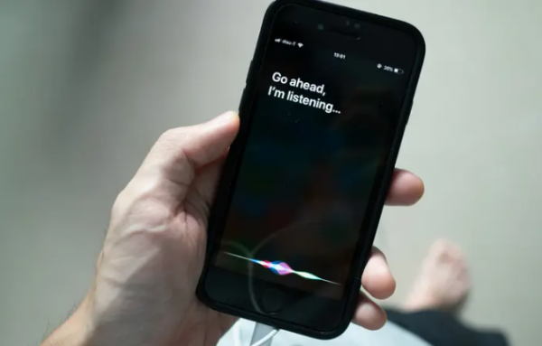 "أبل" تقول إنها على مسار إطلاق "سيري" المُحدث هذا العام كما وعدت