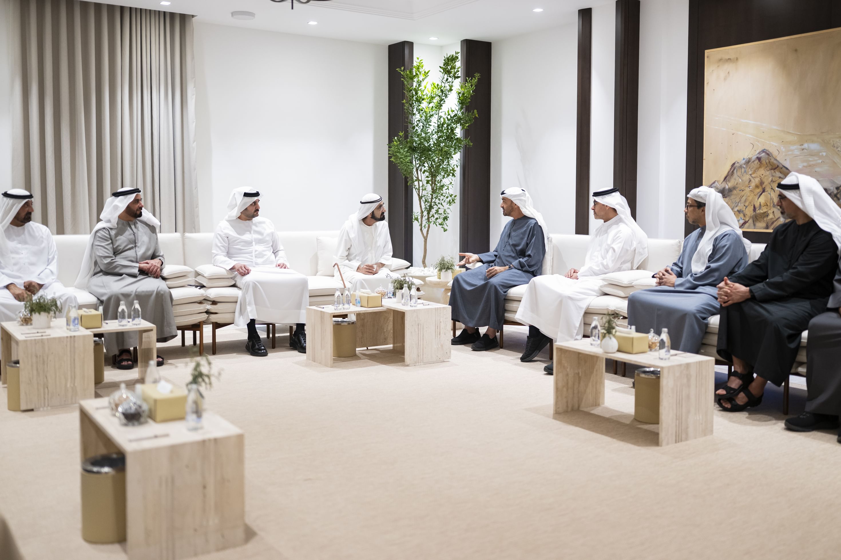 رئيس الدولة ومحمد بن راشد: الإمارات نجحت في مواجهة الأزمة بترابط شعبها وكفاءة مؤسساتها