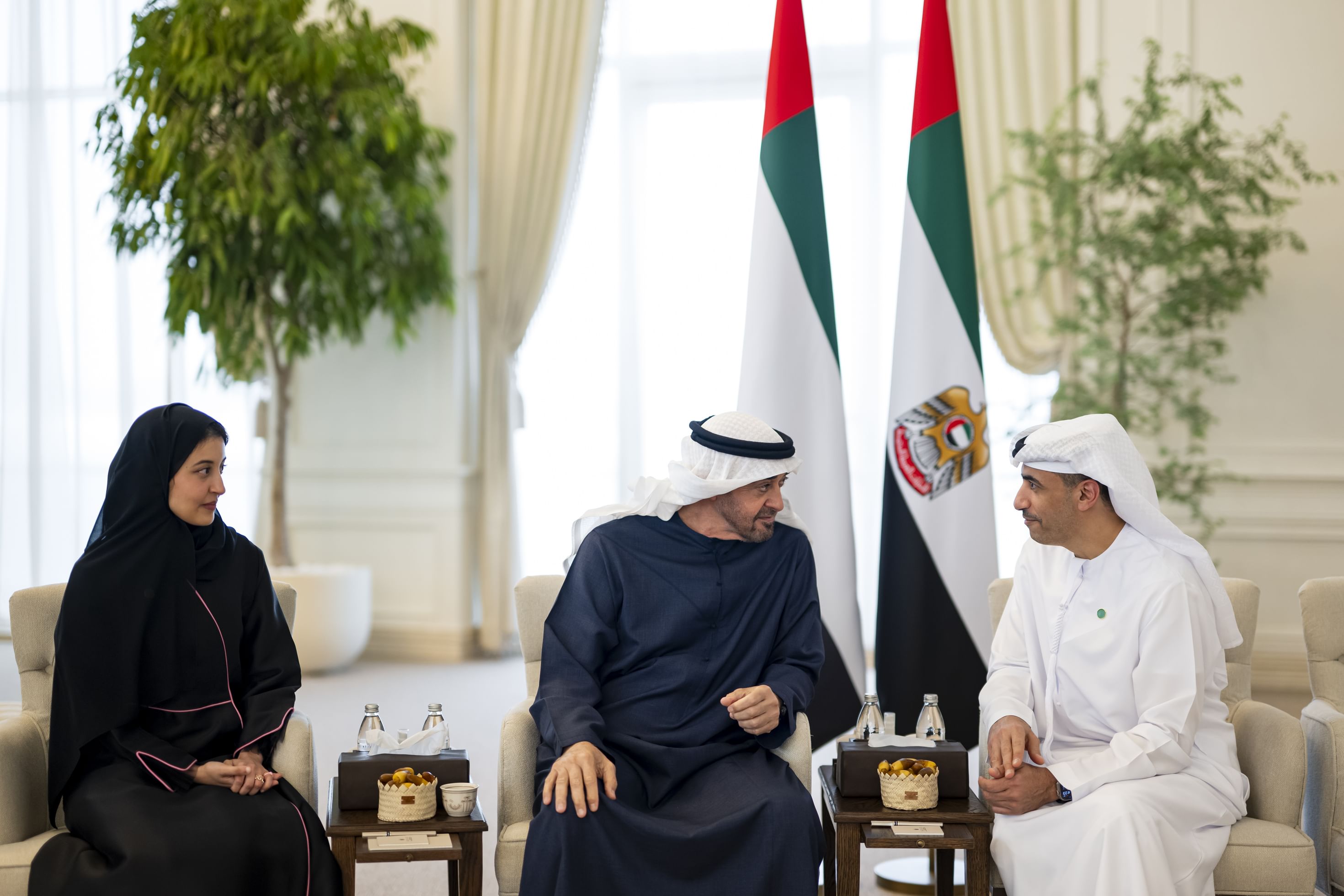 رئيس الدولة يستقبل فريق عمل جناح الإمارات في "إكسبو 2025 أوساكا" في اليابان