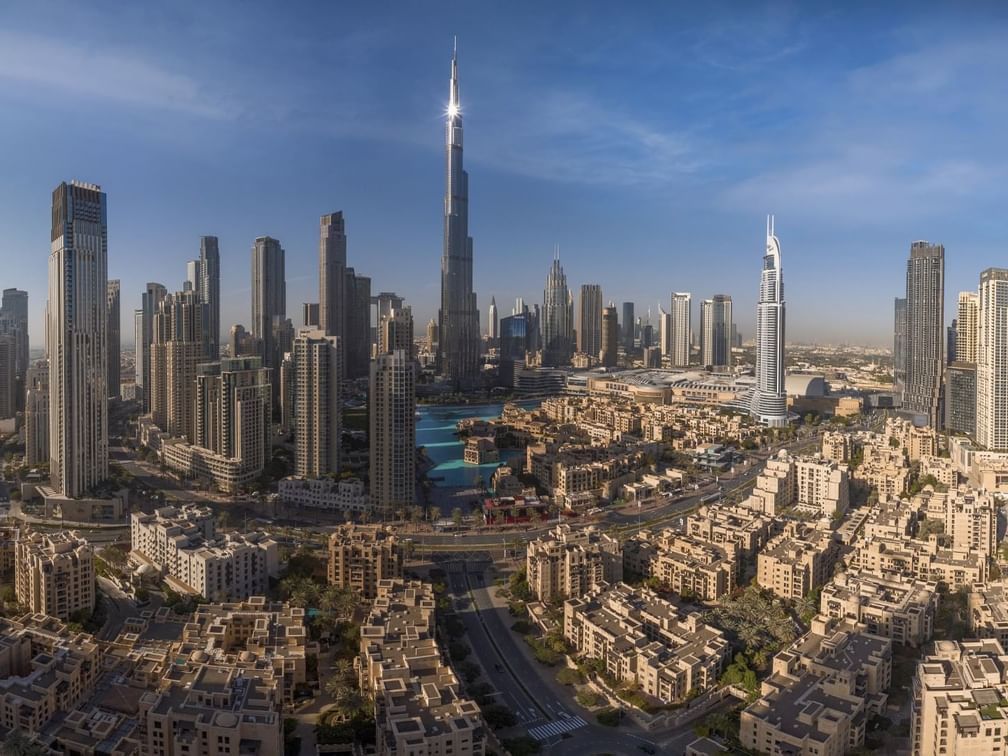 سقوط شظايا طائرات مُسيّرة عقب اعتراضها من قبل الدفاعات الجوية على ساحتي منزلين في إمارة دبي