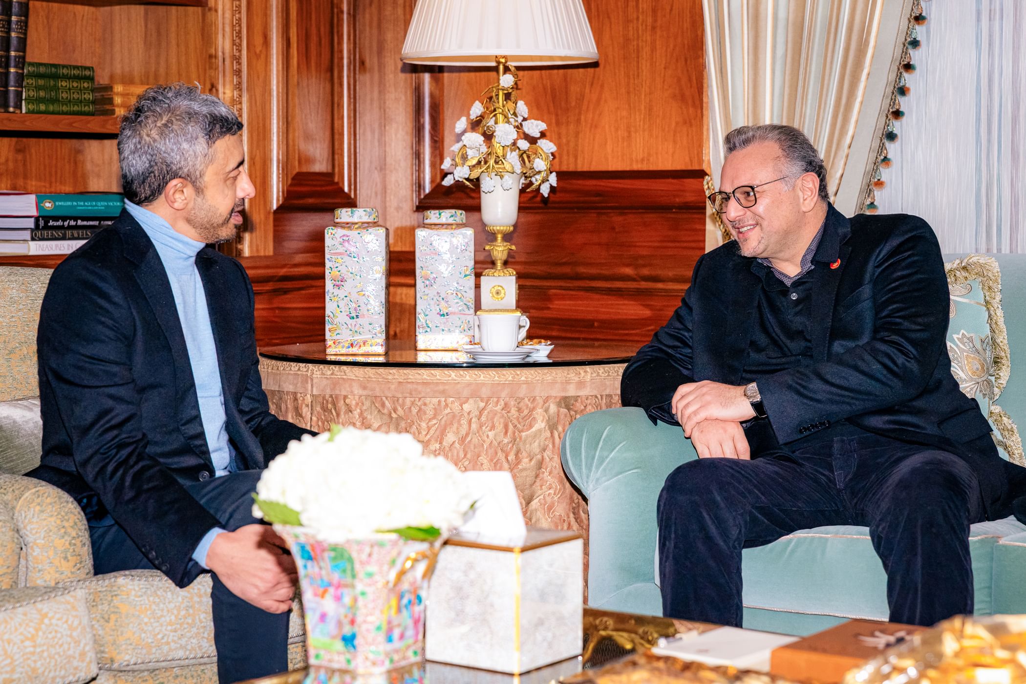 عبدالله بن زايد يلتقي مستشار الرئيس الأمريكي للشؤون الأفريقية والعربية في واشنطن