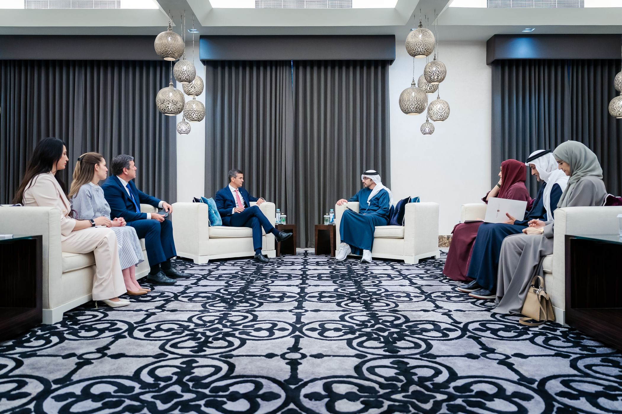 عبدالله بن زايد يلتقي رئيس الباراغواي