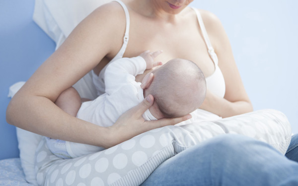 لماذا تلاحظ المرأة زيادة دم النفاس أثناء الرضاعة؟