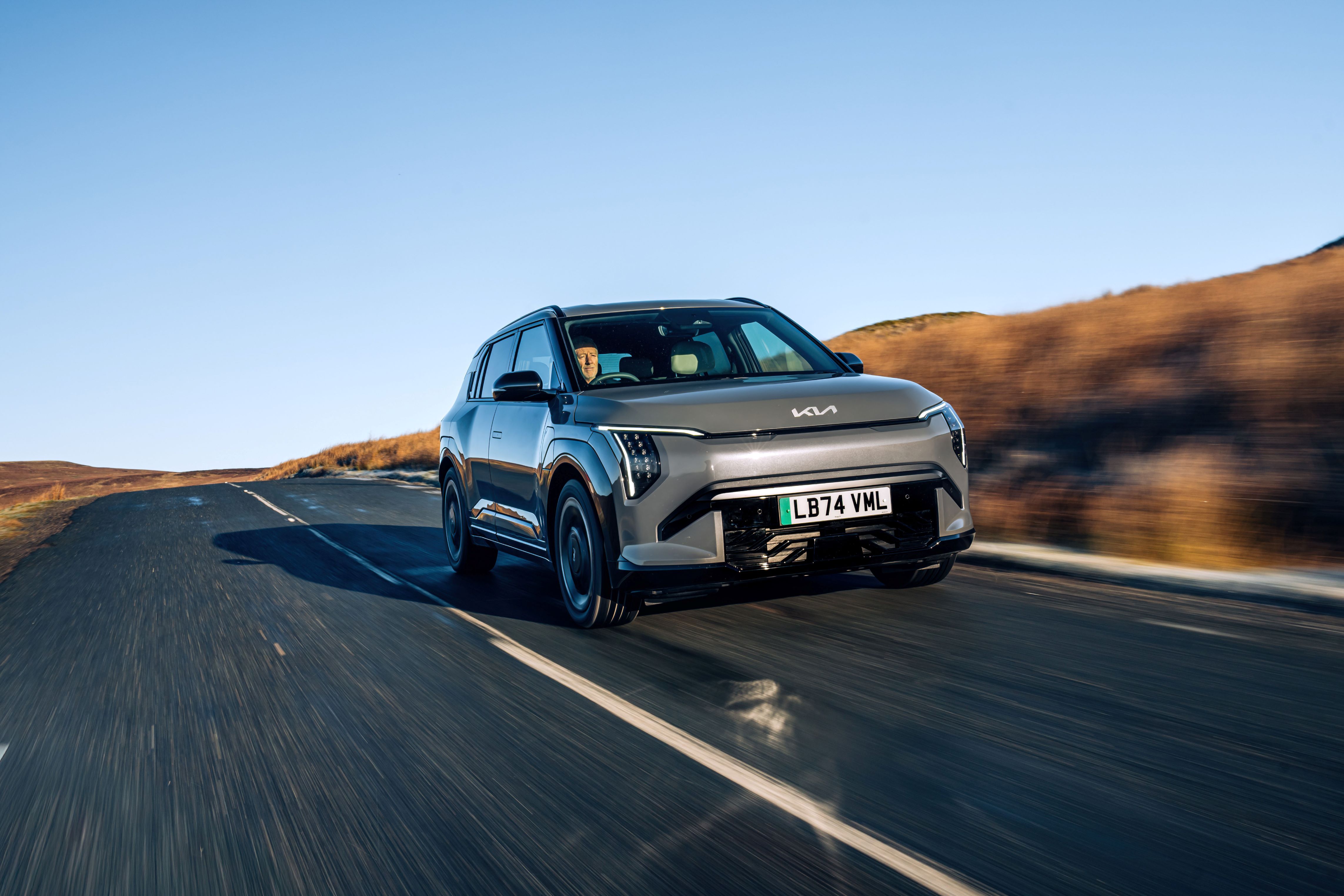 كيا تفوز بجائزتين من جوائز وات كار (What Car?)للسيارات الكهربائية لعام 2025