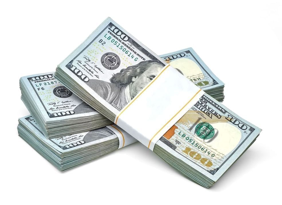 الدولار قرب أدنى مستوياته في 3 أشهر واليورو عند أعلى مستوى منذ مايو