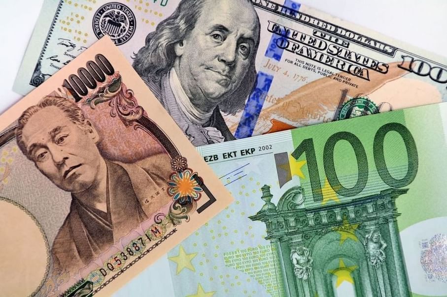 الدولار قرب أدنى مستوياته في عدة أشهر
