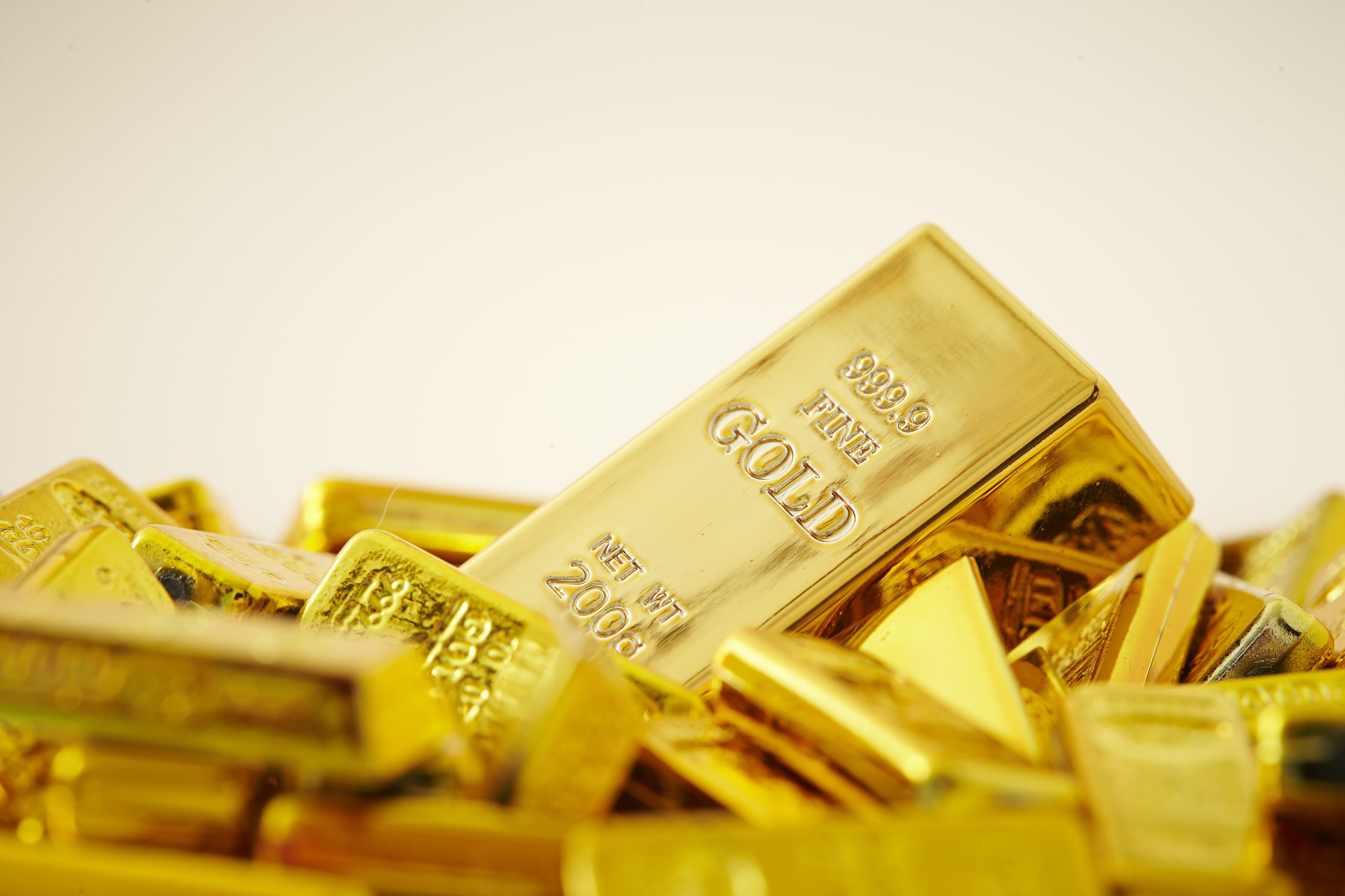 أسعار الذهب تهبط لأدنى مستوى منذ نحو أسبوعين